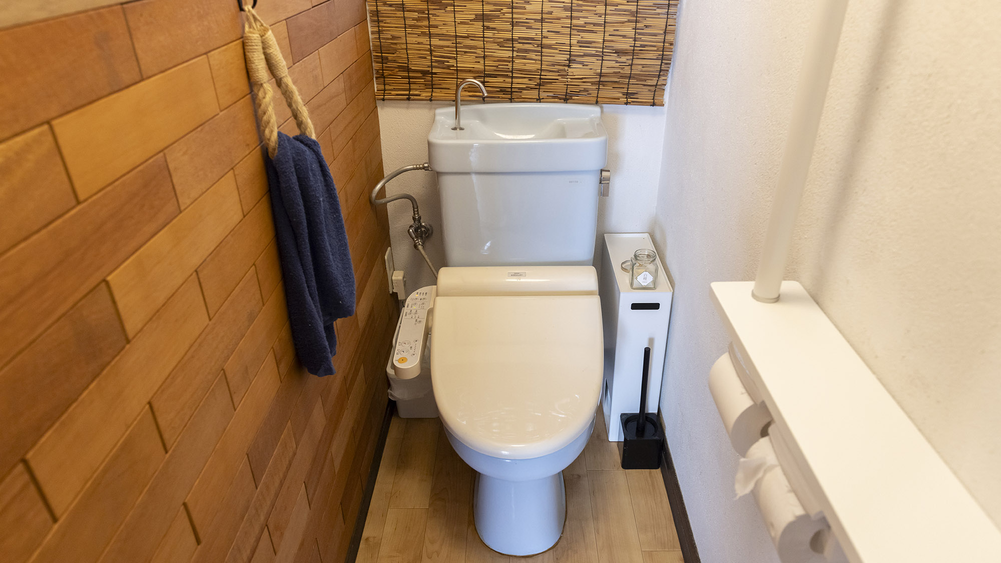 ・【1階トイレ】温水洗浄機能付き。木の温かみを感じる空間です