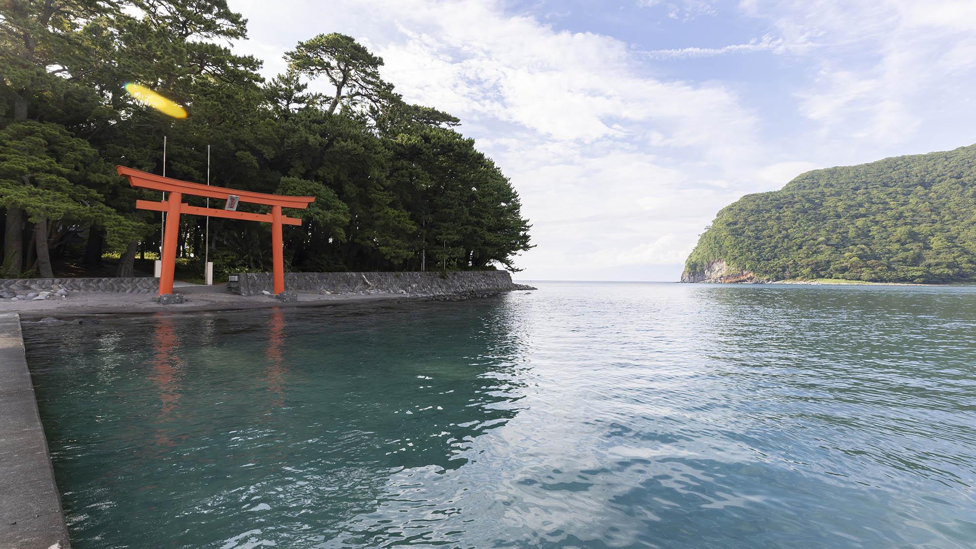 ・【周辺】諸口神社。赤い鳥居と青い海が美しい絶景スポットです