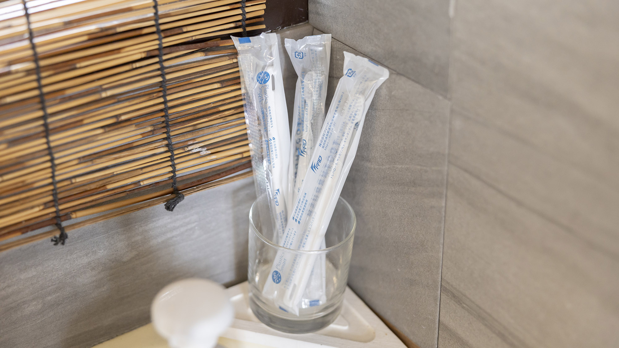 ・【洗面所】歯みがきセットをご用意。旅先の荷物を減らせます