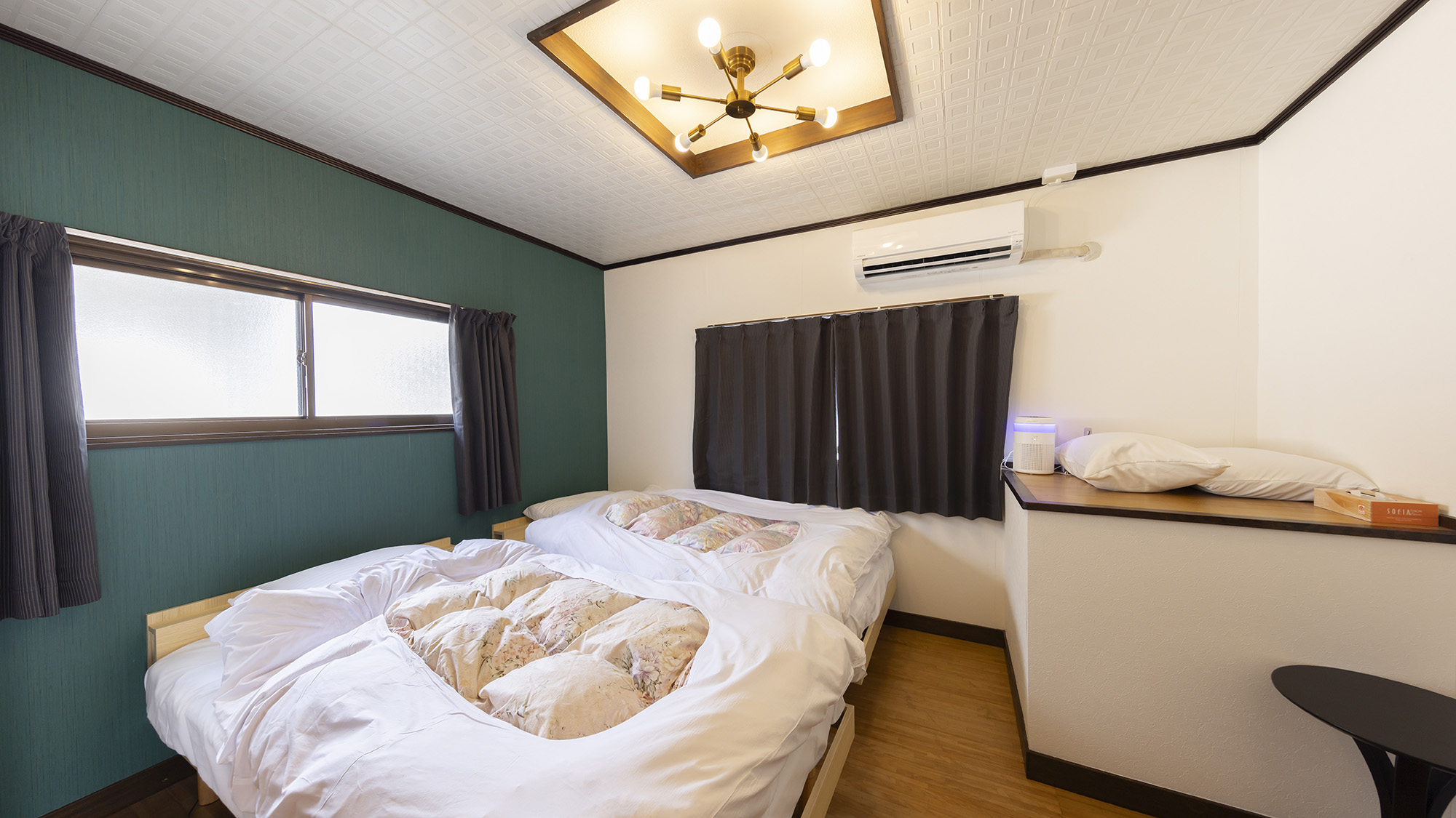 ・【2階ベッドルーム】出窓の景色を楽しみつつ、遮光カーテンでしっかり安眠できます