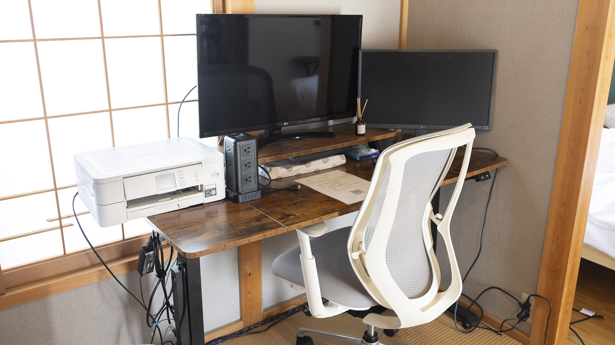 ・【2階ベッドルーム】昇降式デスクとモニターでワーケーションにもぴったりです