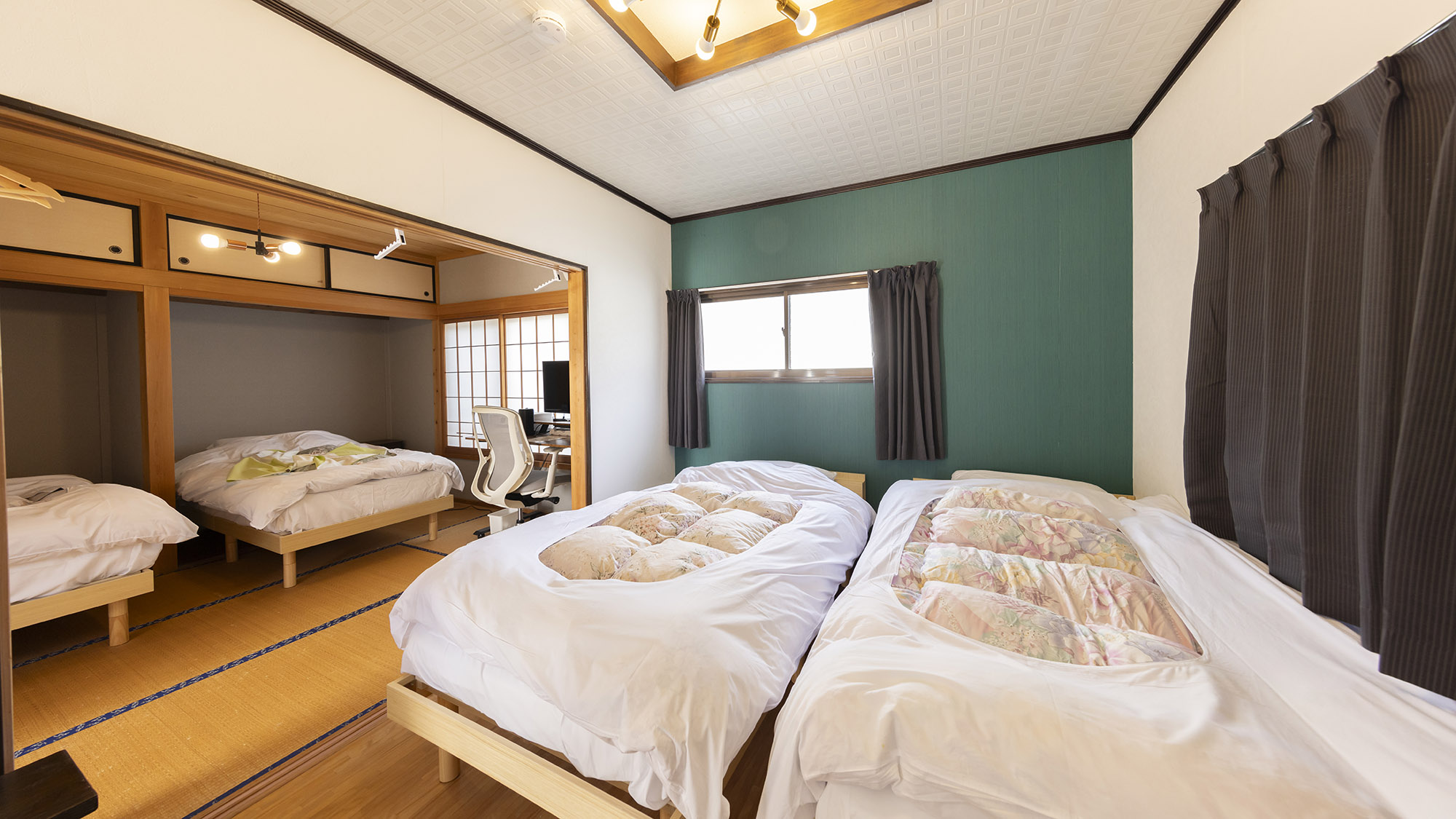 ・【2階ベッドルーム】シングルベッドが合計4台ございます