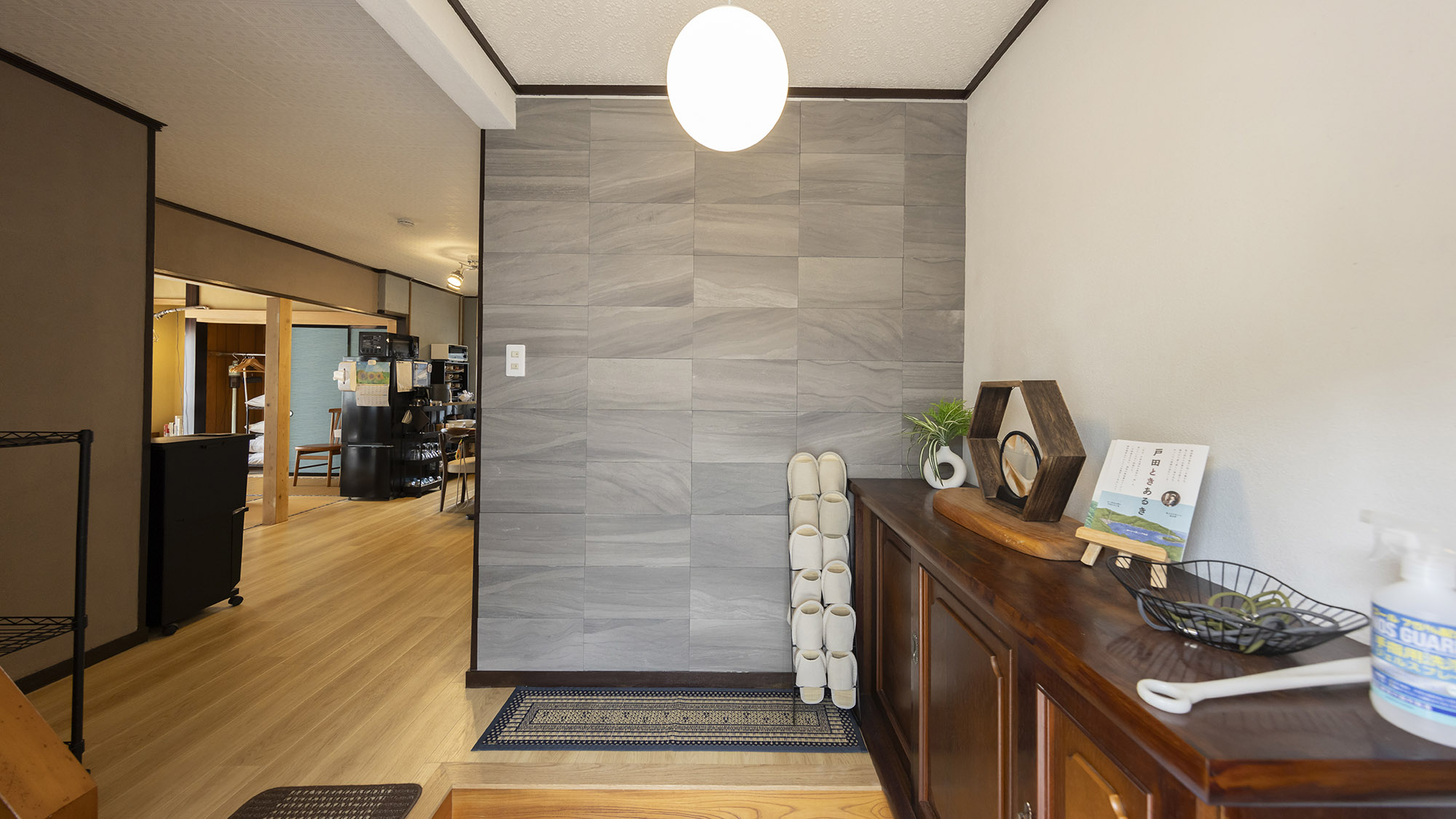 ・【入口】扉を開けると広がるこだわり空間。思い出に残る滞在になるよう工夫しました