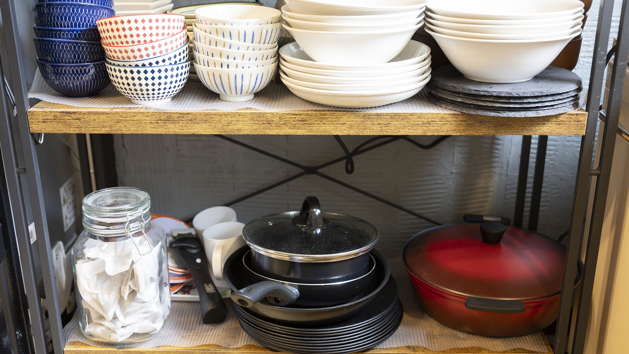 ・【キッチン】フライパンやお鍋をご用意。自炊も可能です