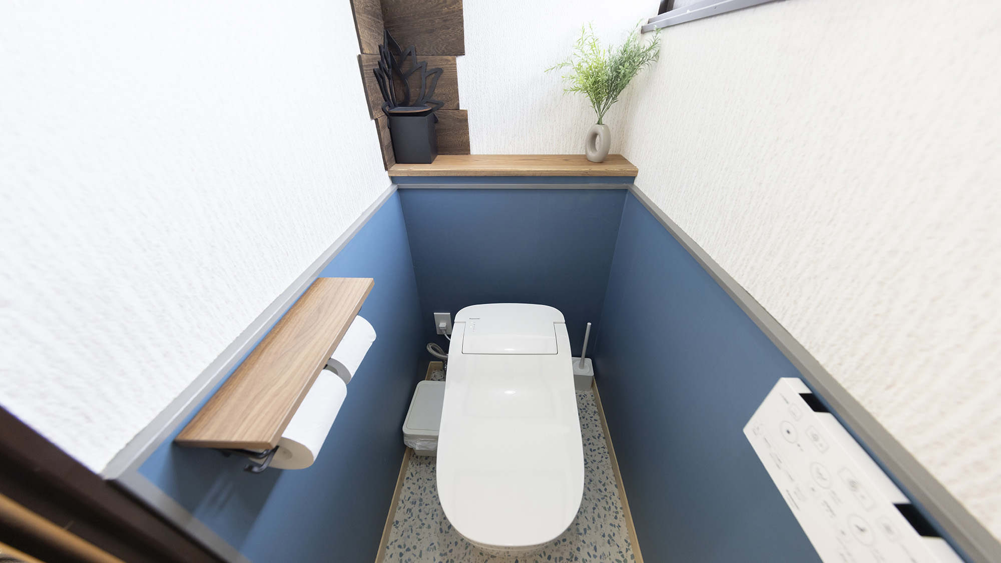 ・【2階トイレ】温水洗浄機能付き。エーゲ海をイメージしました