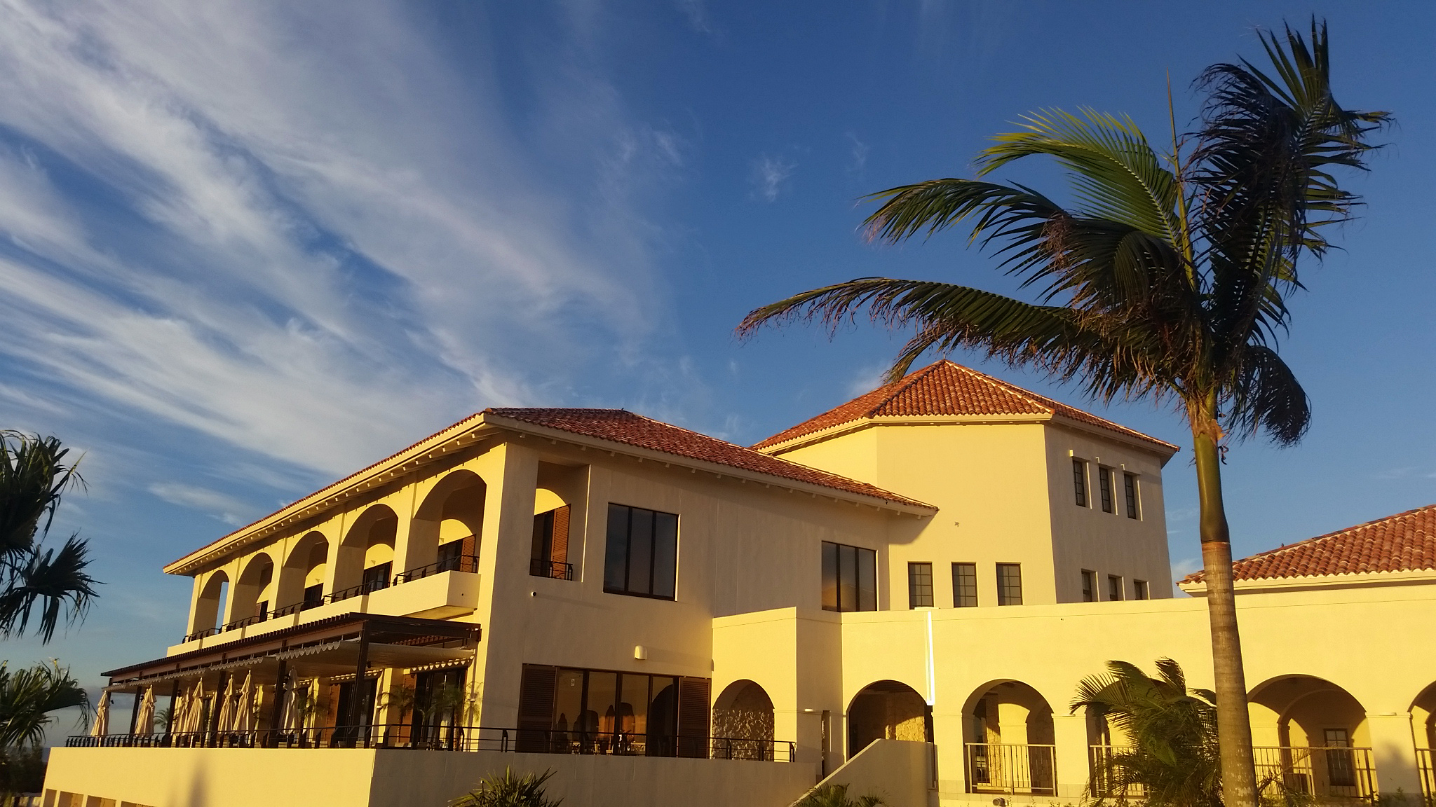 併設する恩納村屈指の27ホール『PGMゴルフリゾート沖縄』