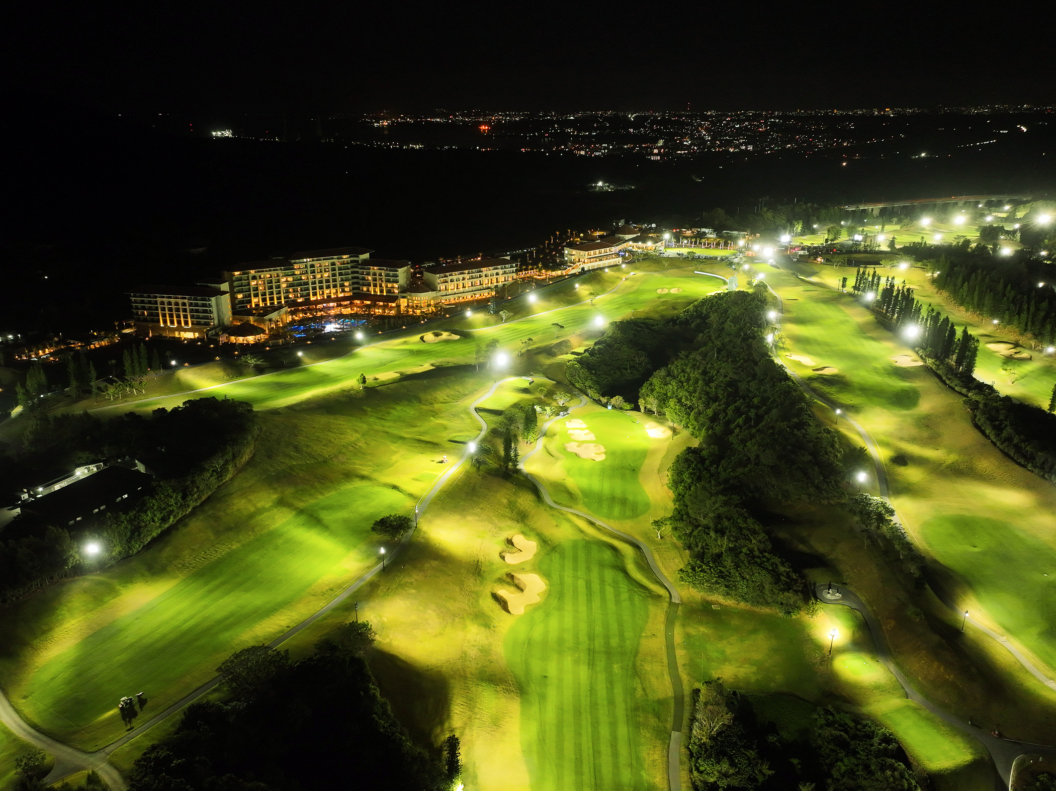 ゴルフ場とホテル夜景