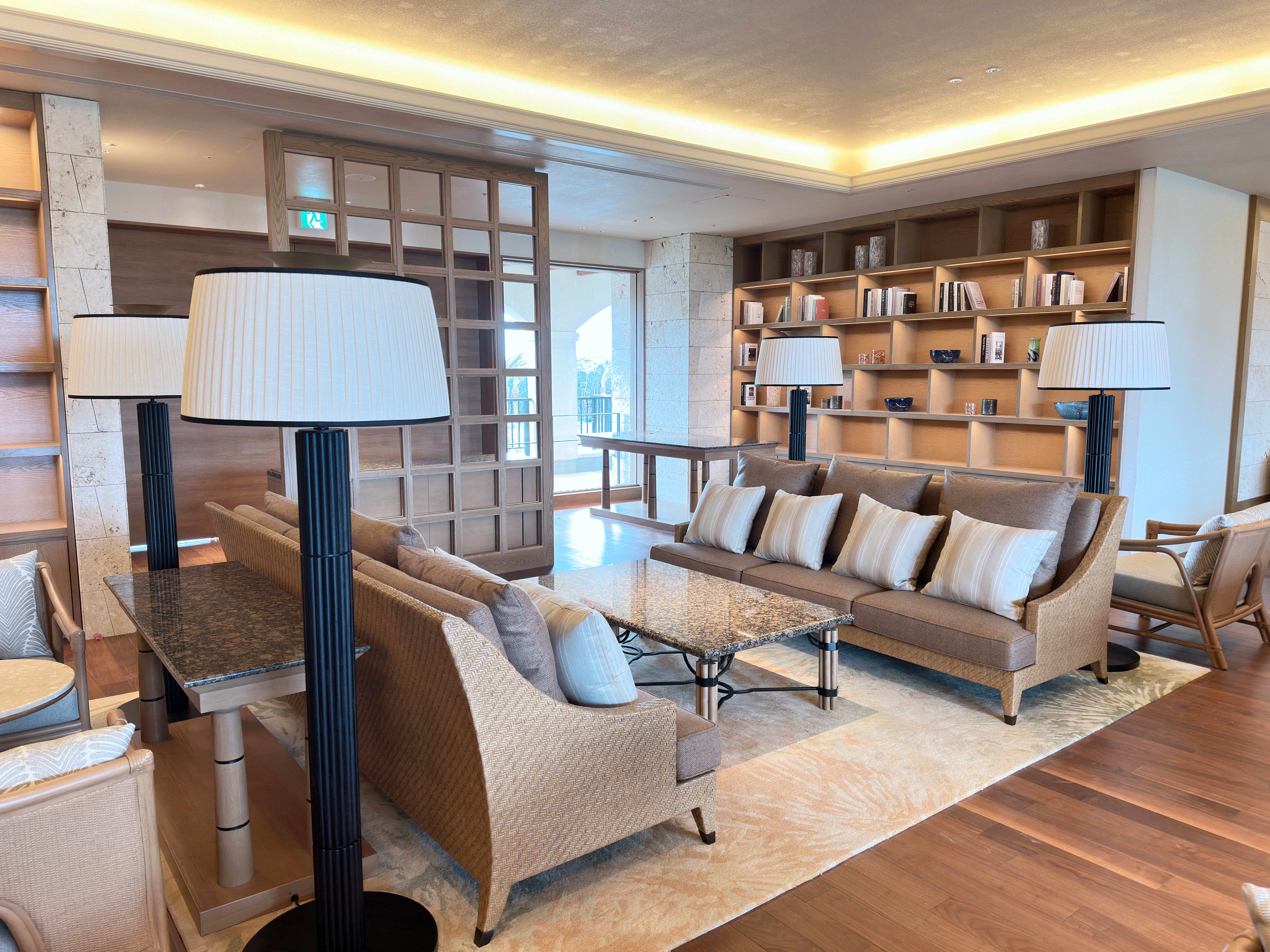 ザ・ラウンジ「The Lounge」