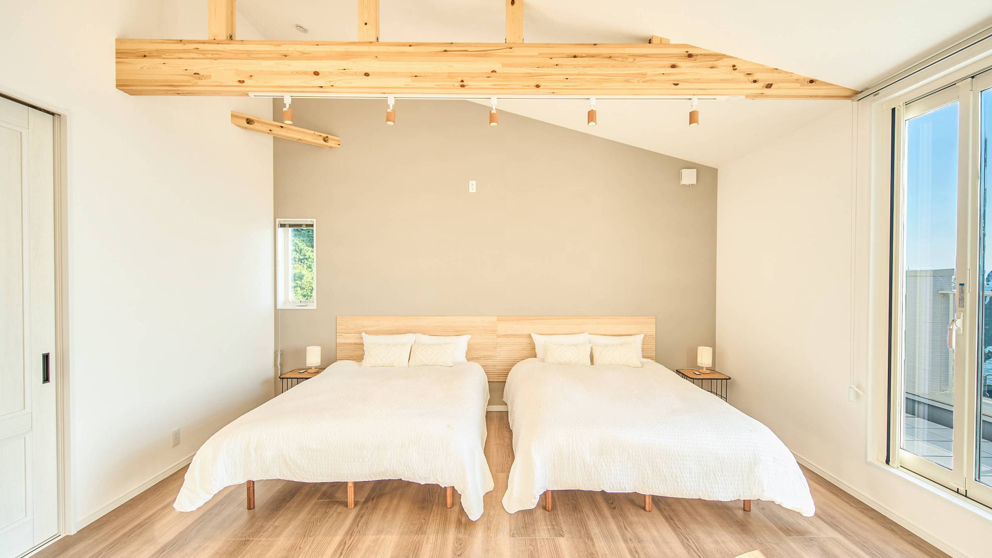 寝室：ダブルベッド2台