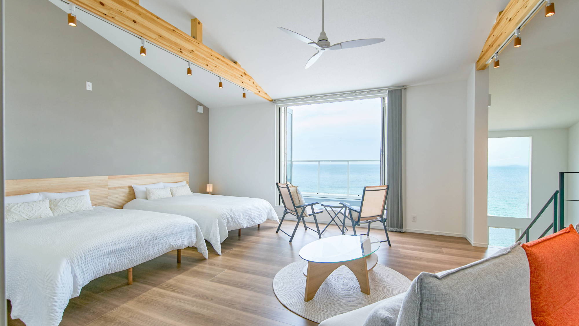 寝室：ダブルベッド2台