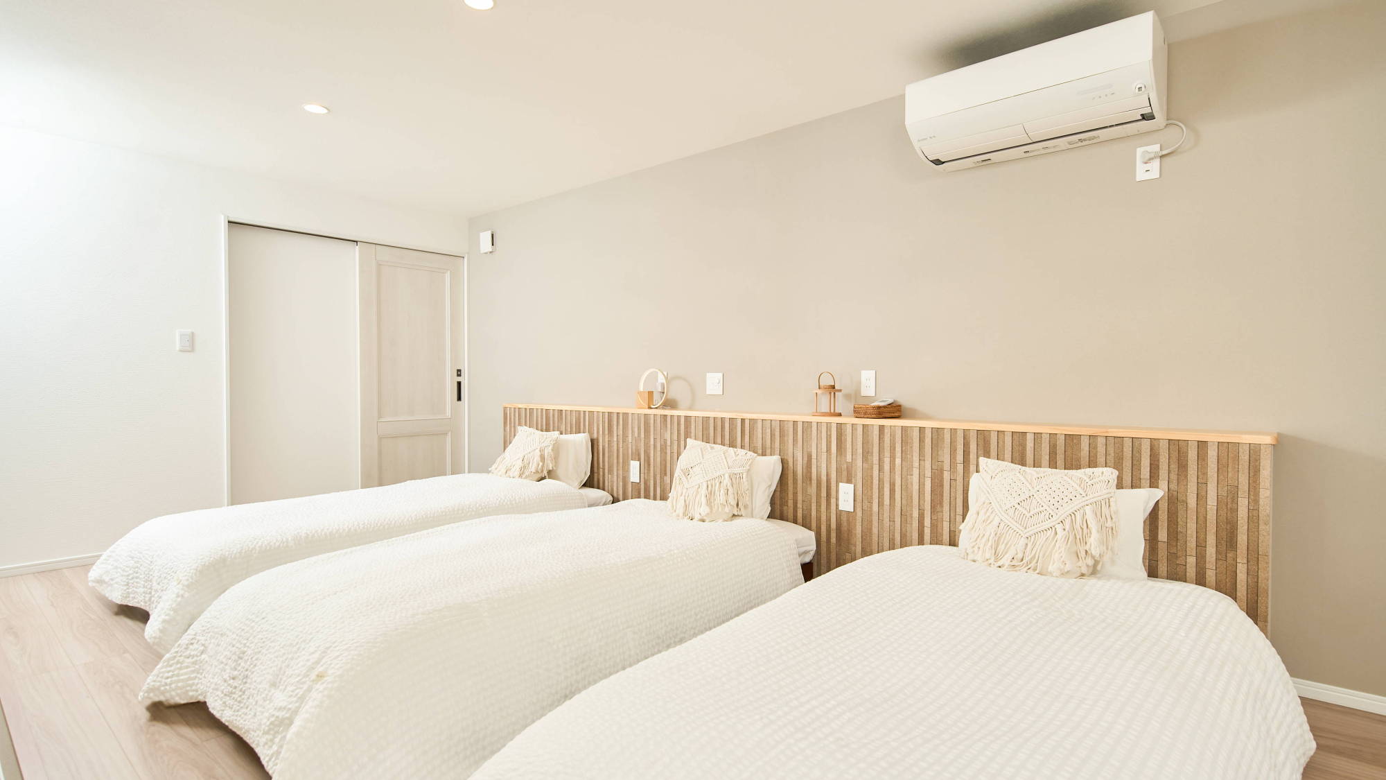 寝室：シングルベッド3台