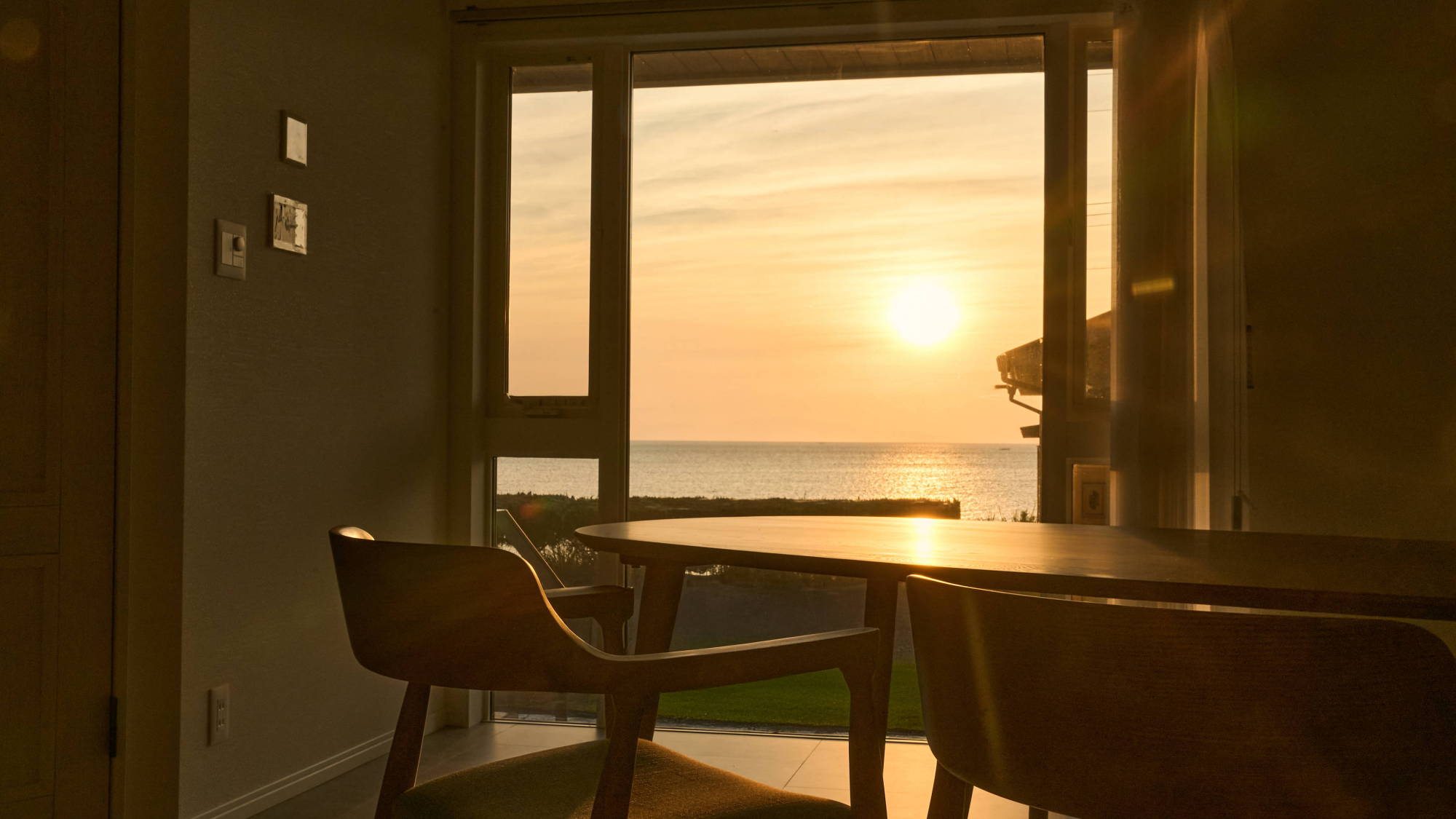 お部屋からの景色：淡路島の海と夕日
