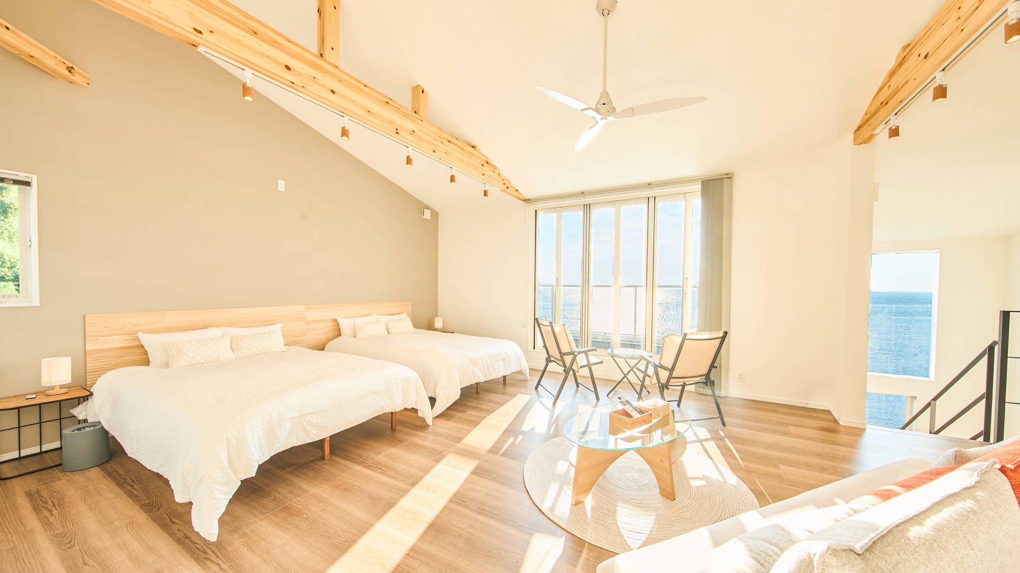  寝室：ダブルベッド2台