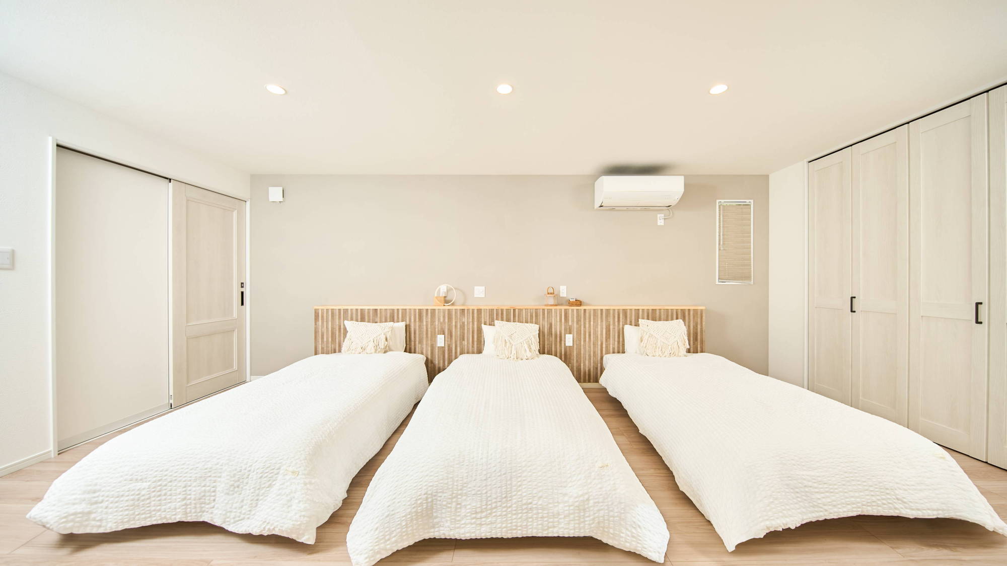 寝室：シングルベッド3台