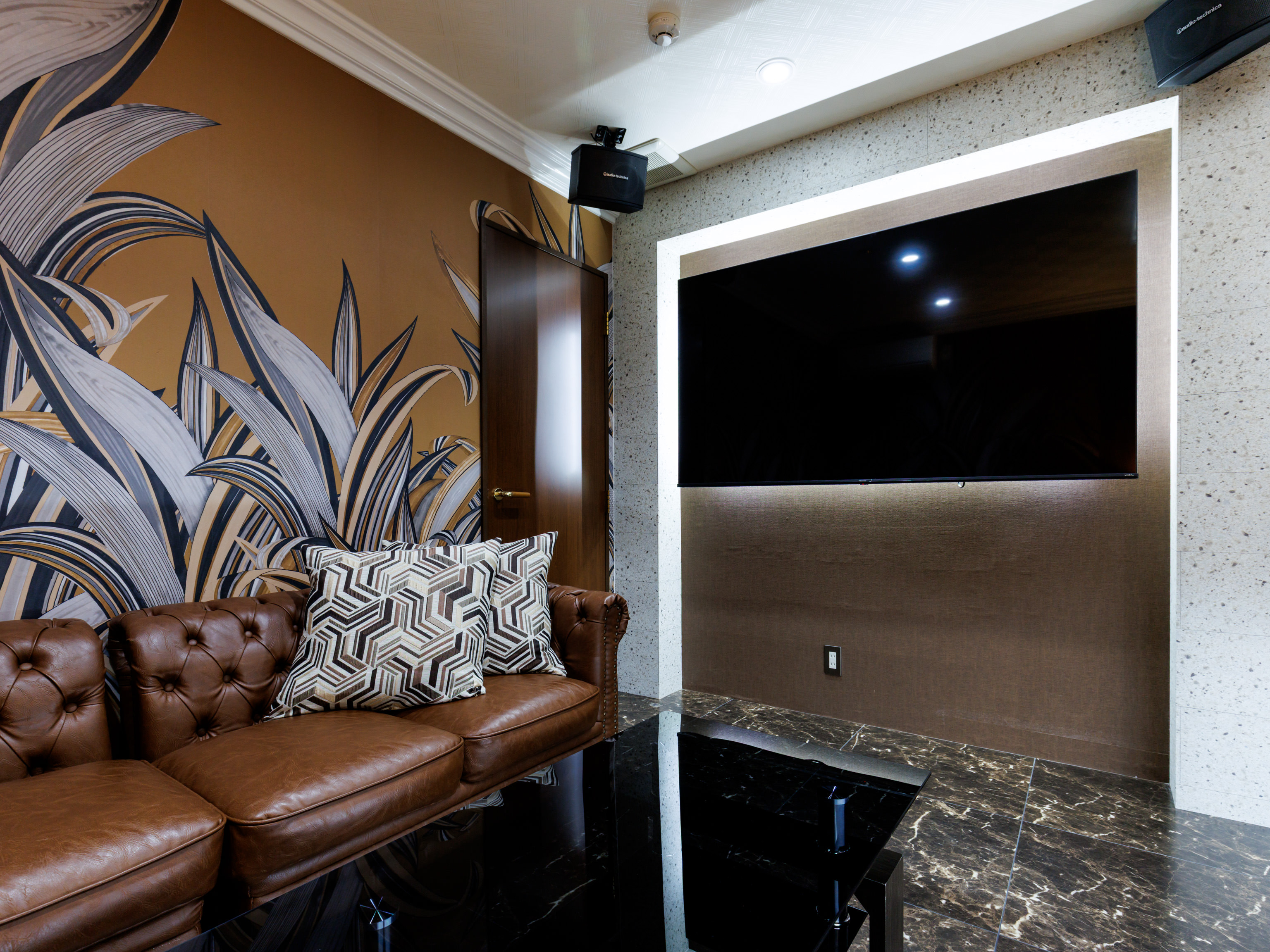 【禁煙】デラックスダブル(カラオケ・ソファー付)