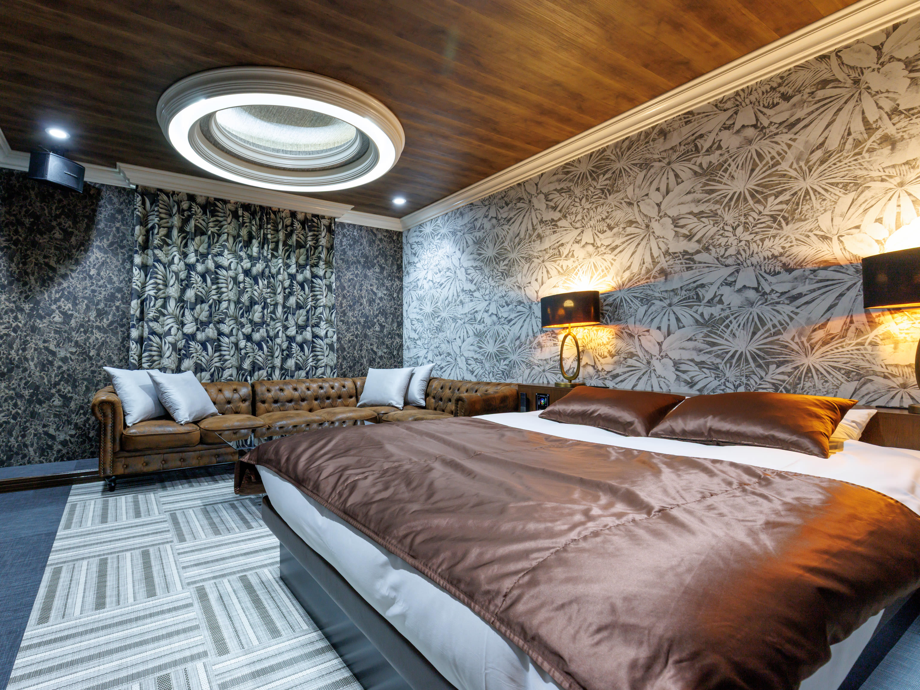 【禁煙】ラグジュアリーダブル(カラオケ・ソファー・電気暖炉付)