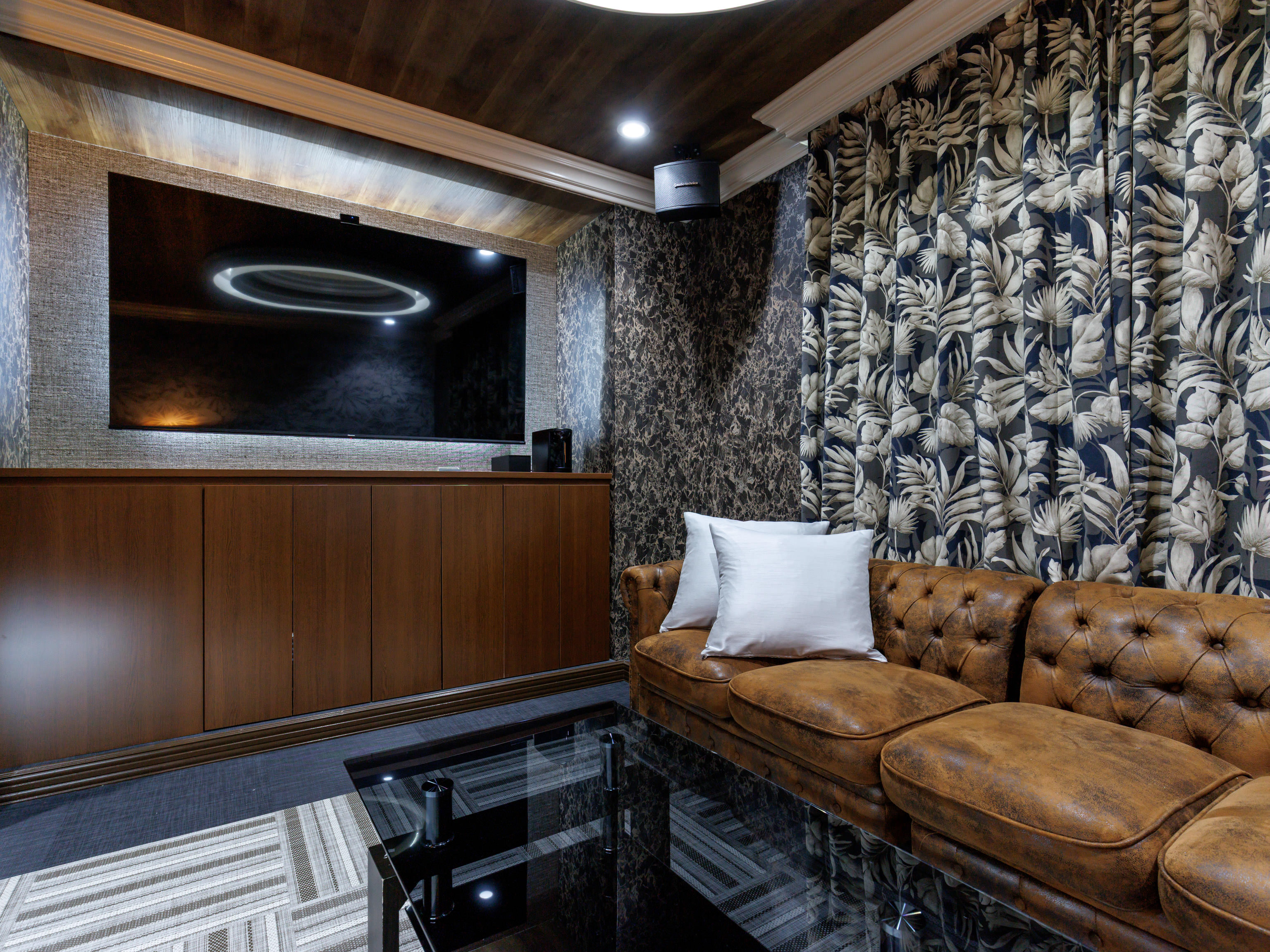 【禁煙】ラグジュアリーダブル(カラオケ・ソファー・電気暖炉付)