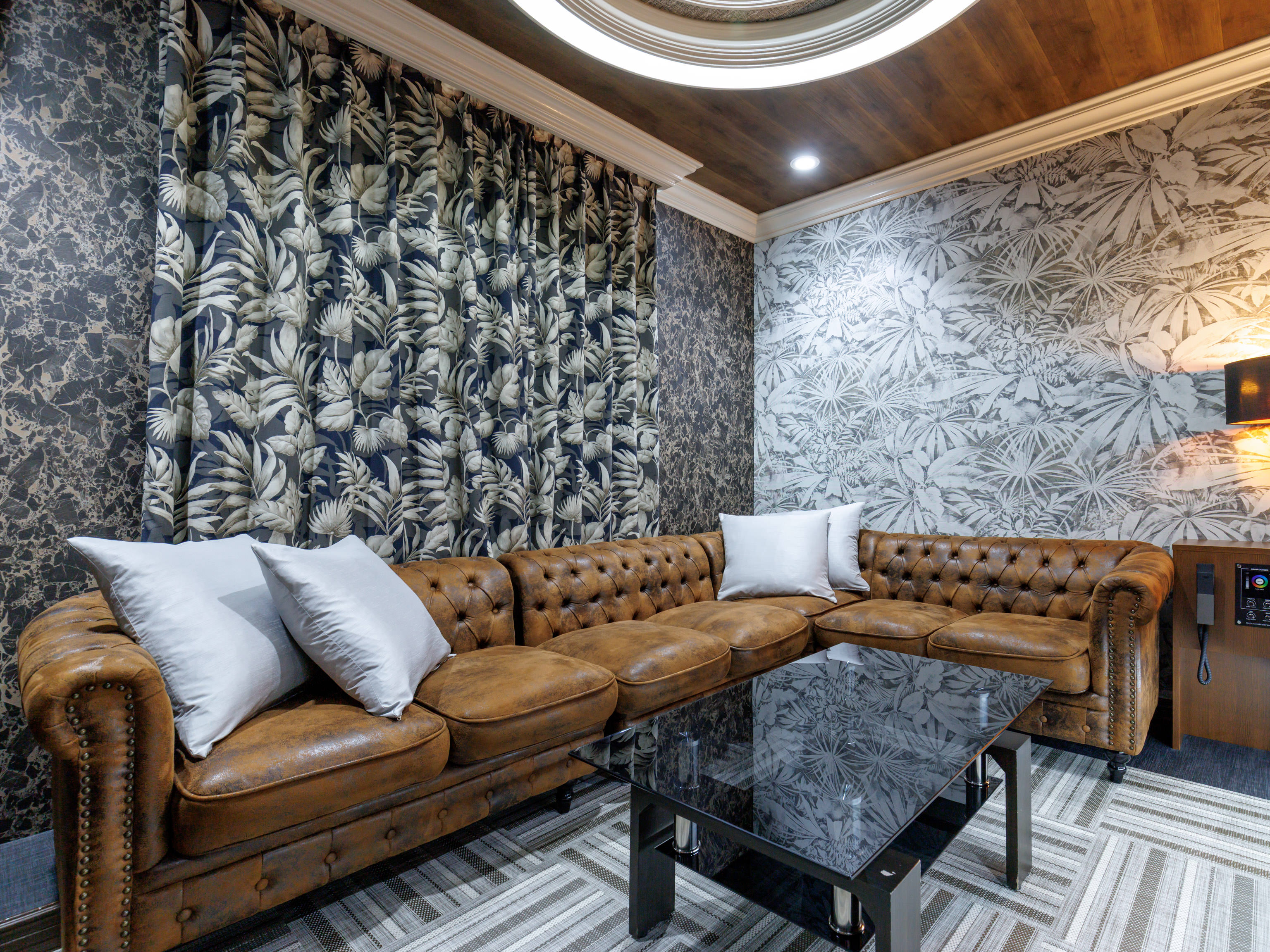 【禁煙】ラグジュアリーダブル(カラオケ・ソファー・電気暖炉付)