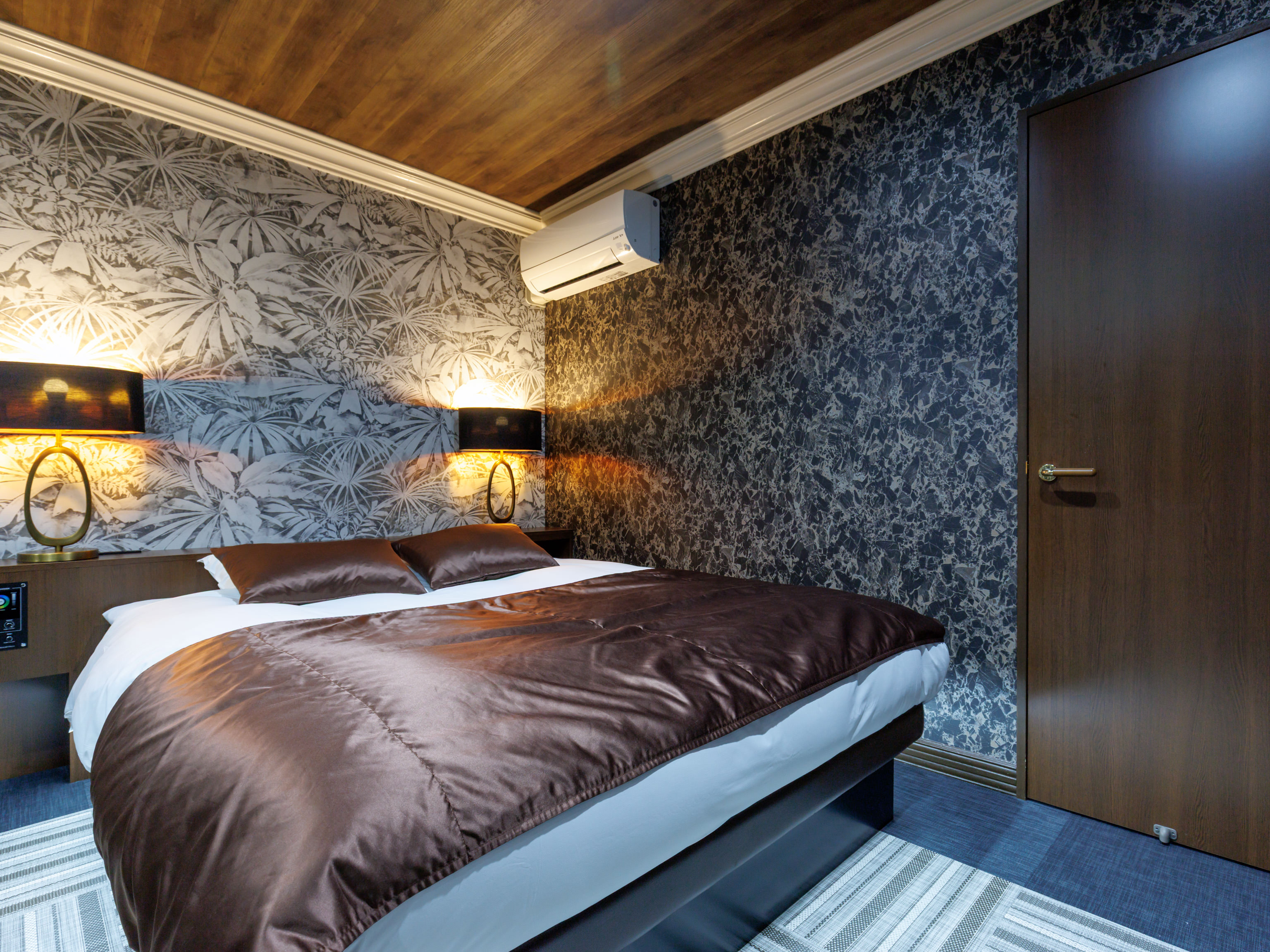 【禁煙】ラグジュアリーダブル(カラオケ・ソファー・電気暖炉付)