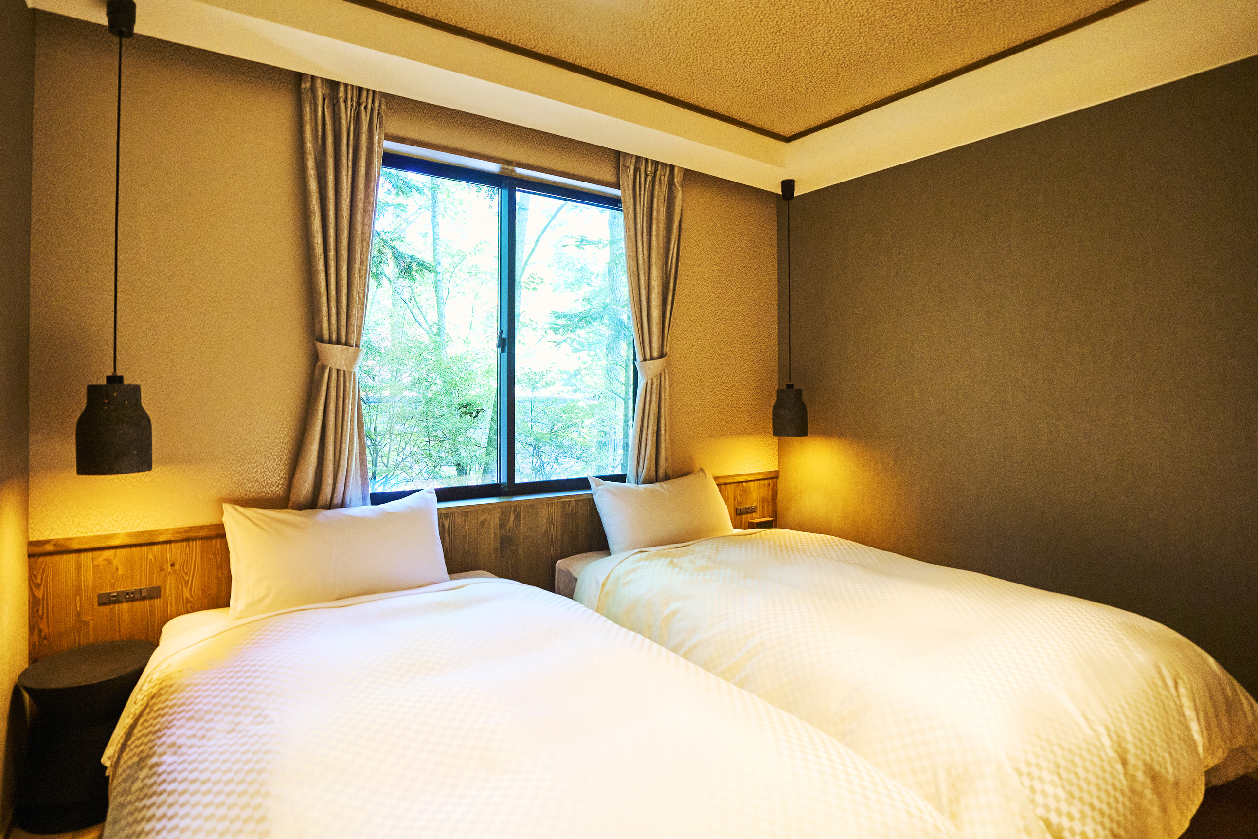 【ヤマボウシ】ベッドルーム① (セミダブルベッド&times;2台)