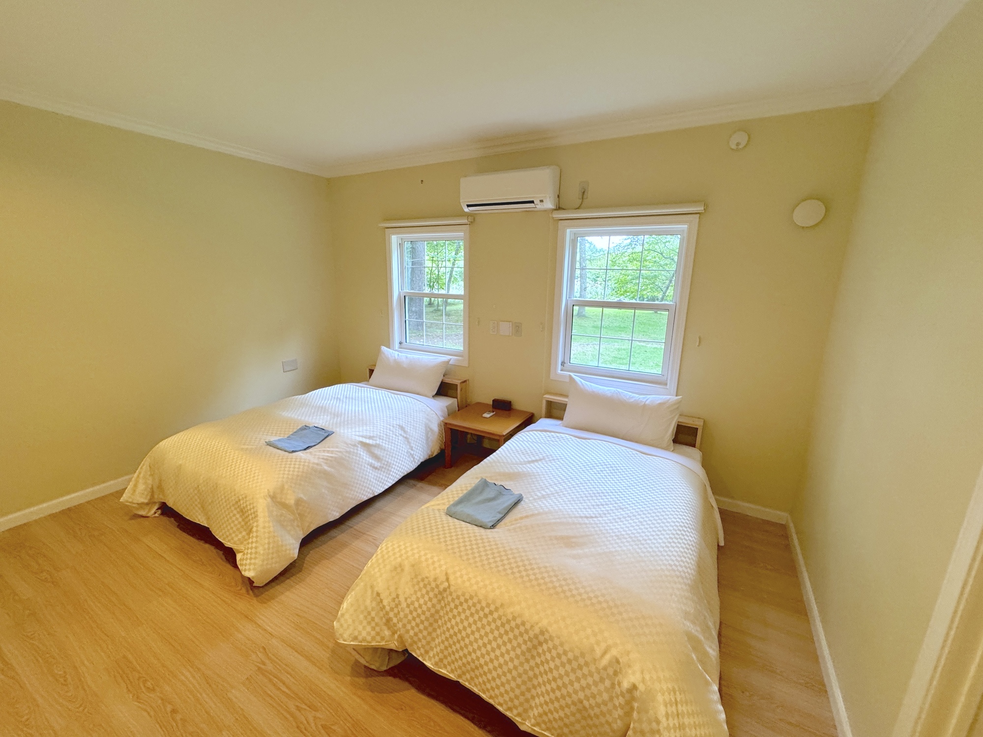 【アカマツ】ベッドルーム① (セミダブルベッド&times;2台)