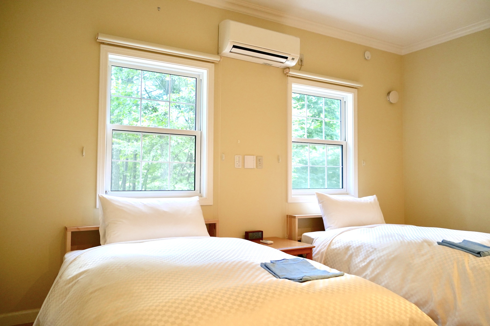 【アカマツ】ベッドルーム① (セミダブルベッド&times;2台)