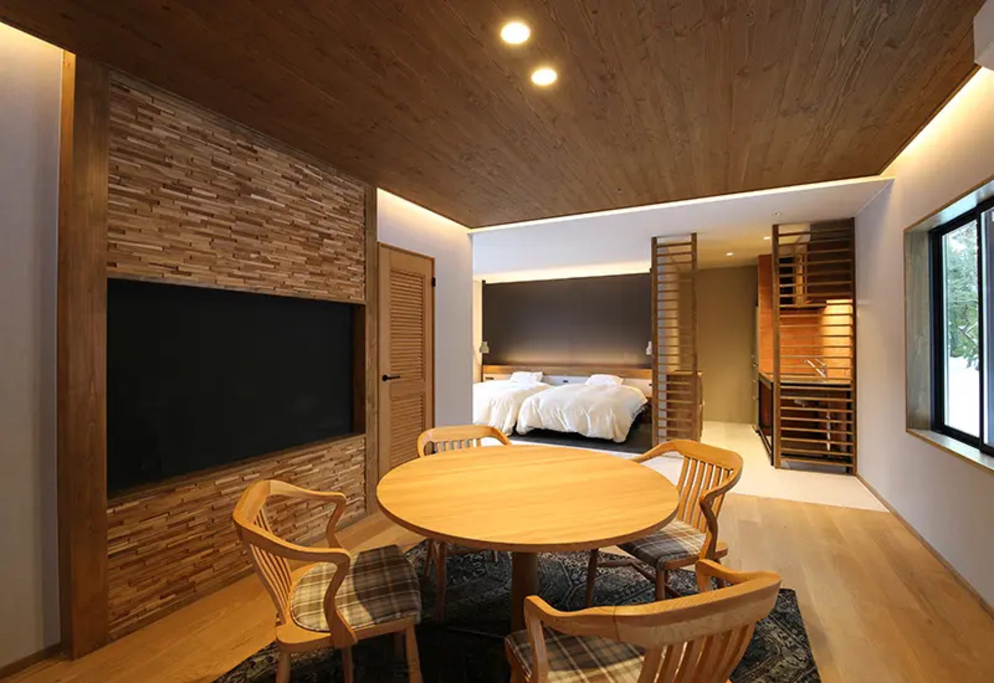 セミダブルベット2台の寝室&times;2部屋・キッチン・リビング・サウナ・水風呂・ジャグジーバス・ウッドデッキ・BBQガスコンロ(有料)