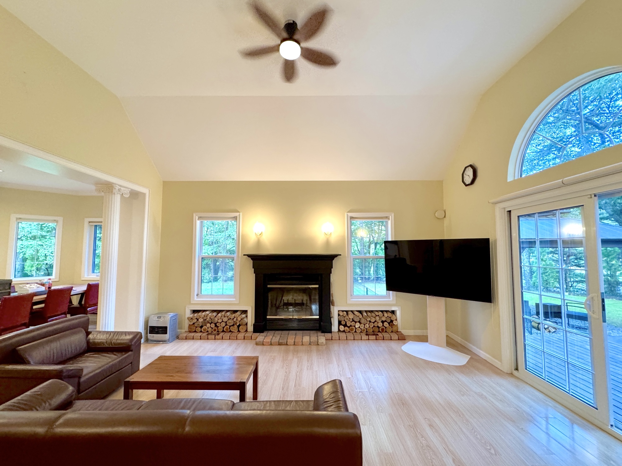 シングルベッド2台の寝室&times;2部屋・セミダブルベッド2台の寝室&times;1部屋・キッチン・リビング・サウナ・水風呂・ジャグジーバス・ウッドデッキ・BBQガスコンロ(有料) 