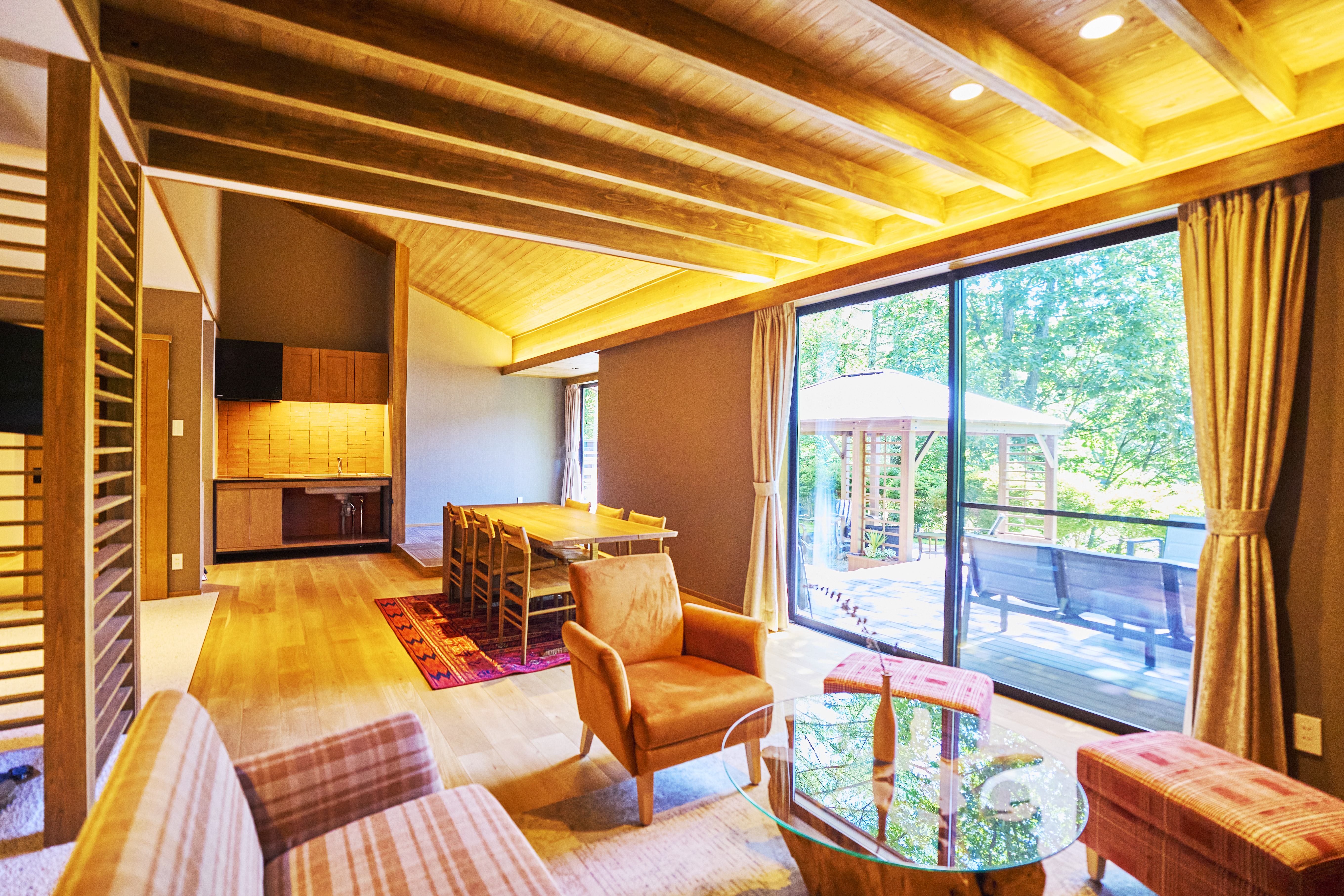 セミダブルベット2台の寝室&times;2部屋・キッチン・リビング・サウナ・水風呂・ジャグジーバス・ウッドデッキ・BBQガスコンロ(有料)