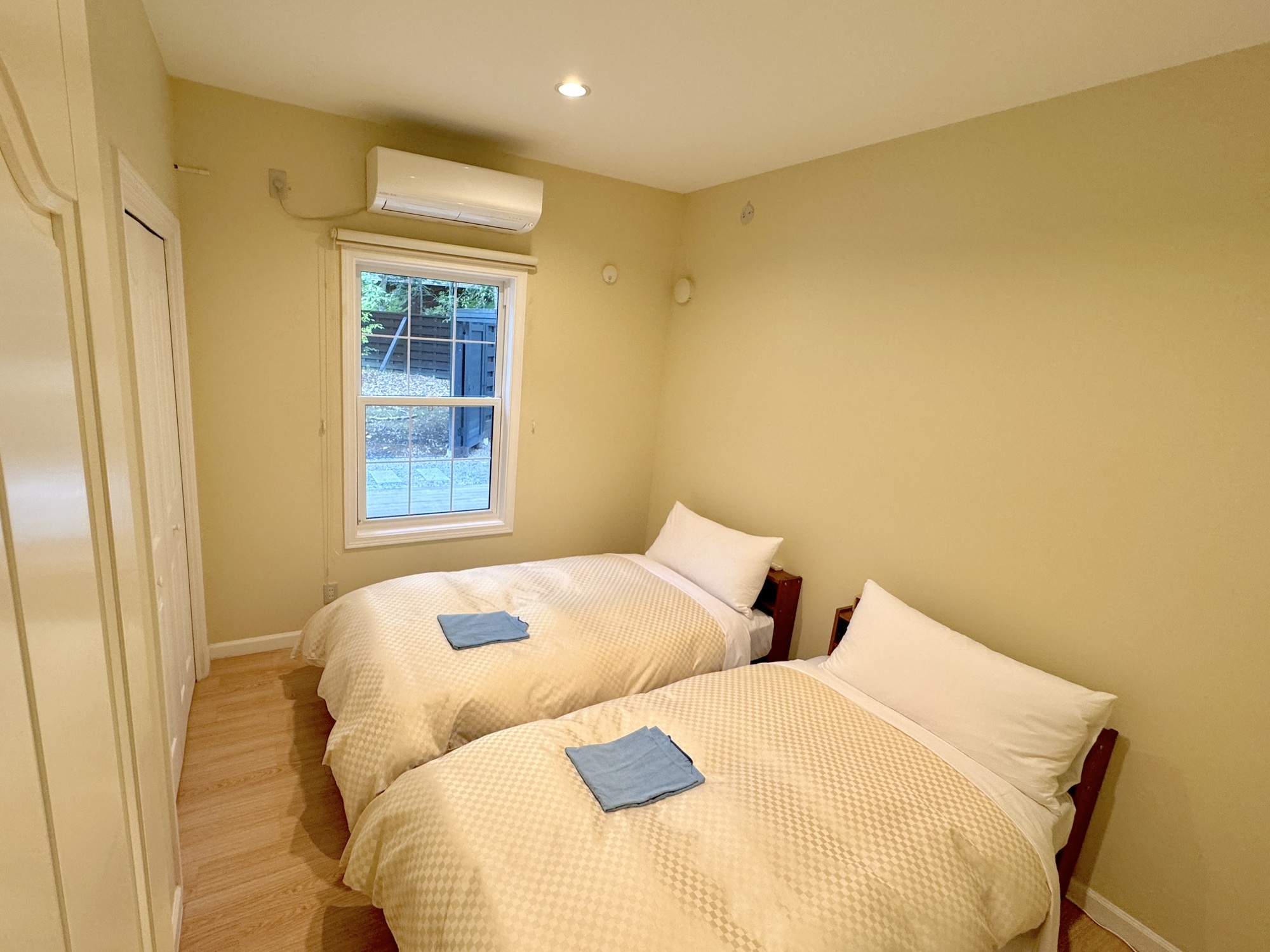 【アカマツ】ベッドルーム② (シングルベッド&times;2台)