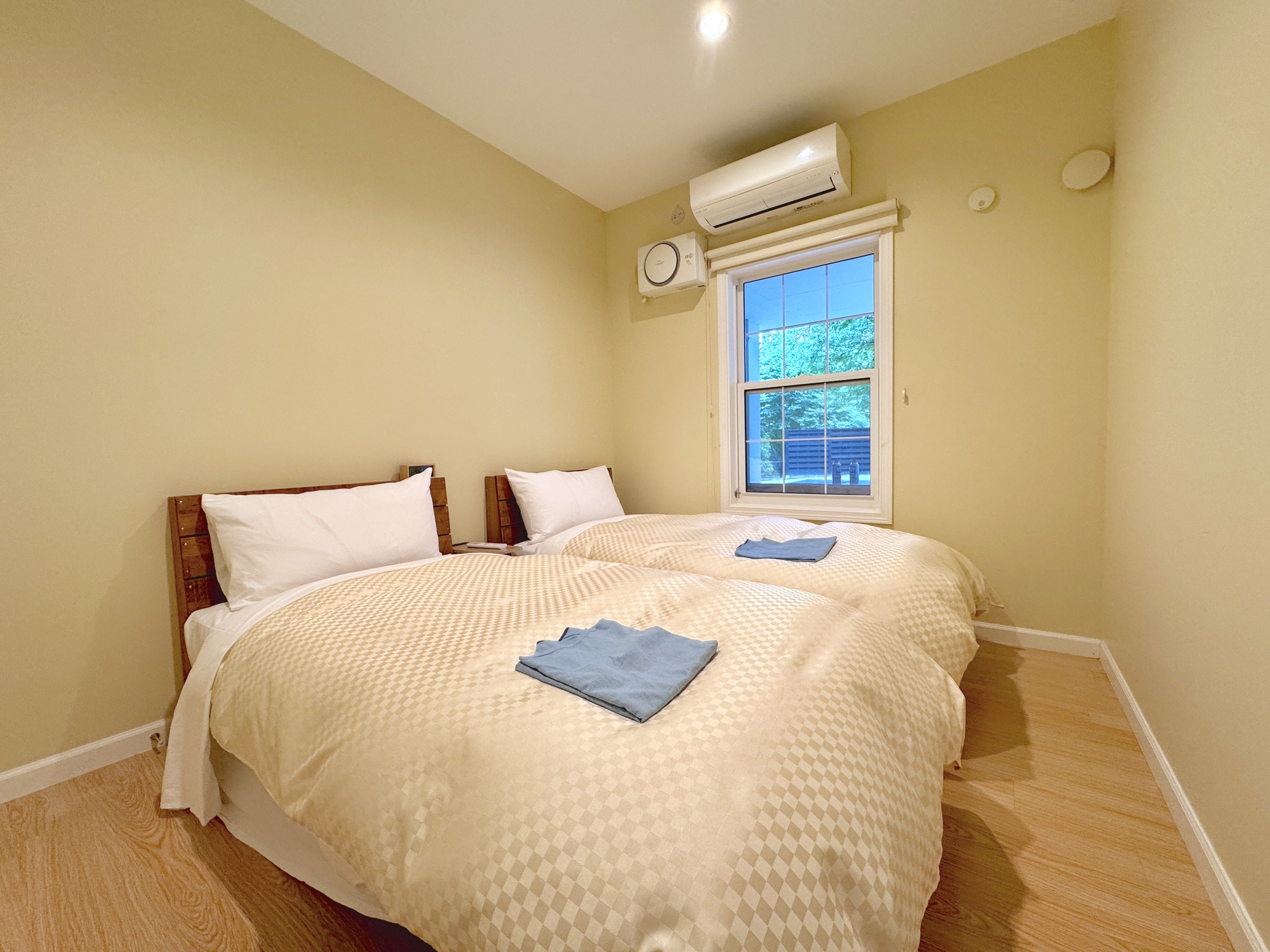 【アカマツ】ベッドルーム③ (シングルベッド&times;2台)