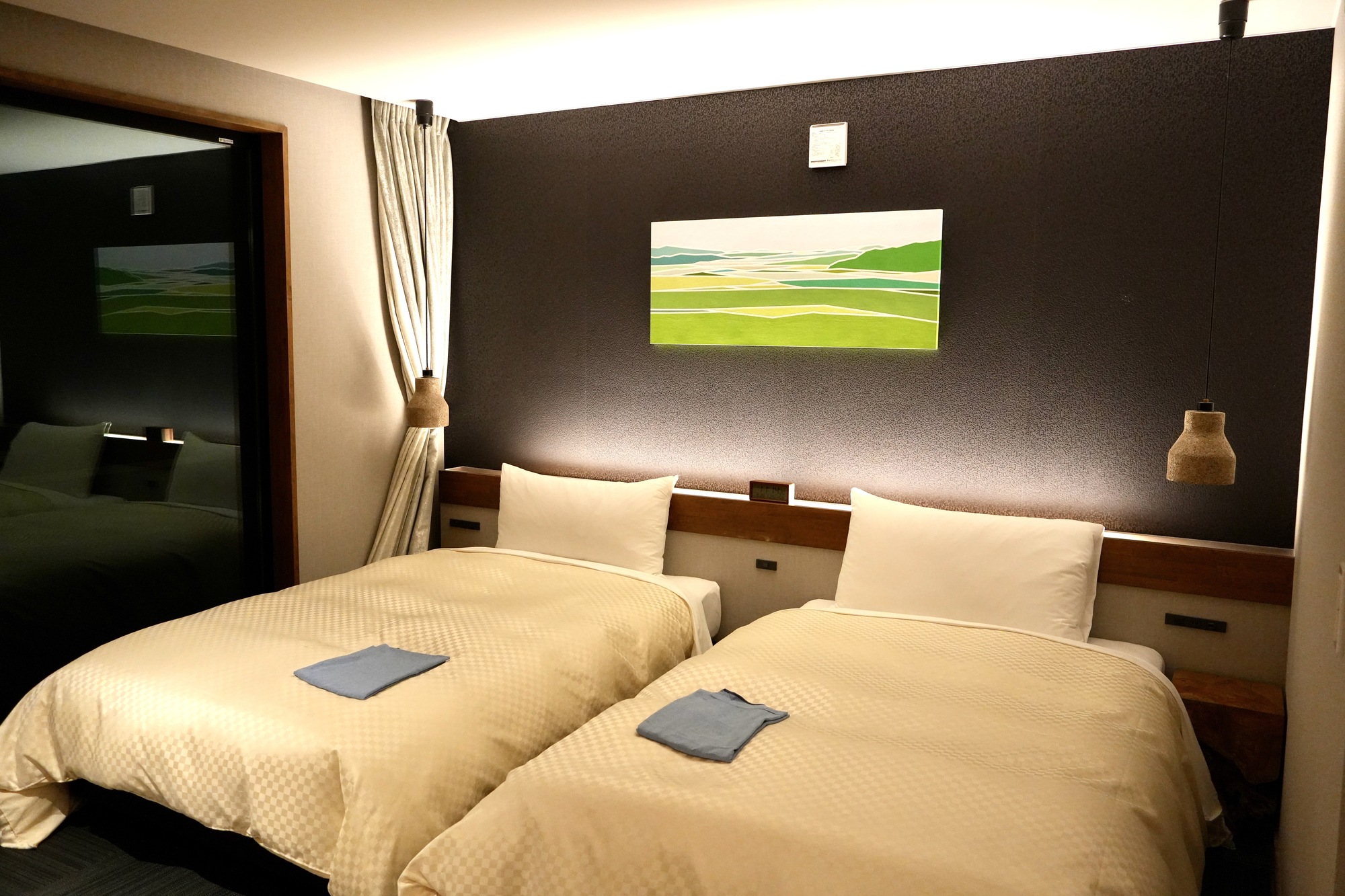 【コナシ】ベッドルーム① (セミダブルベッド&times;2台)