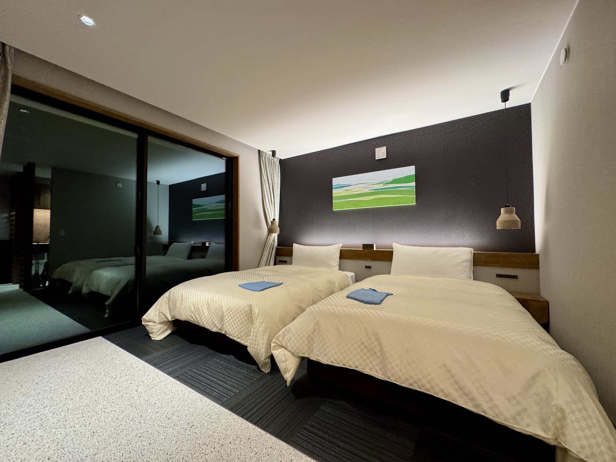 【コナシ】ベッドルーム① (セミダブルベッド&times;2台)