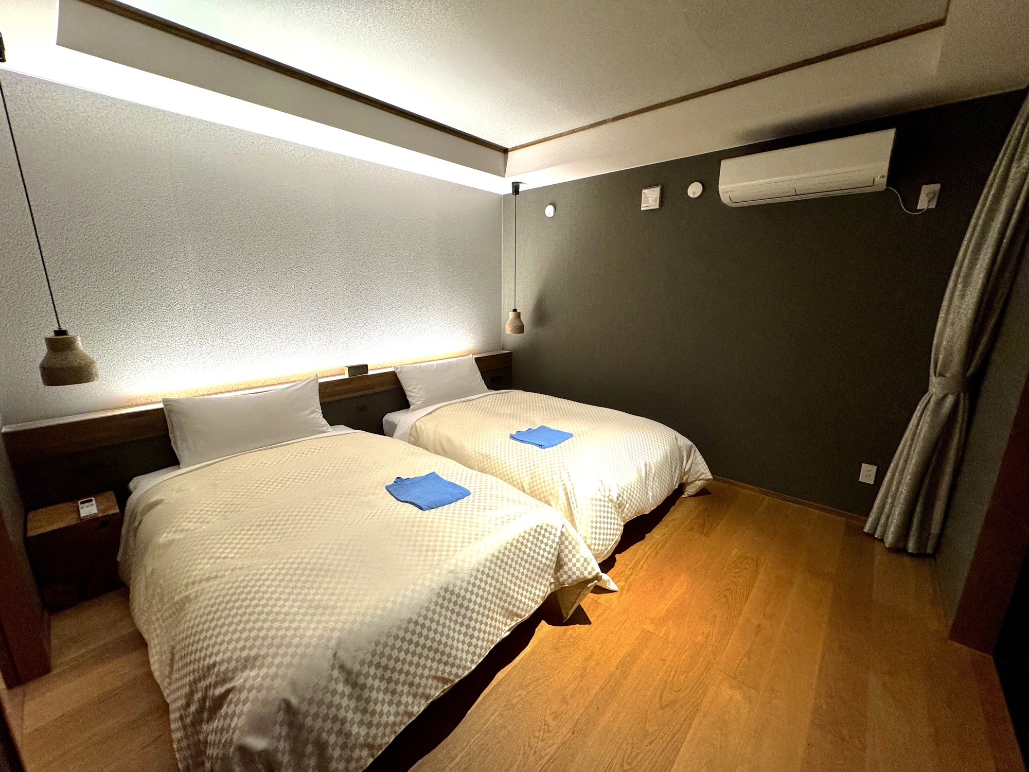 【コナシ】ベッドルーム② (セミダブルベッド&times;2台)