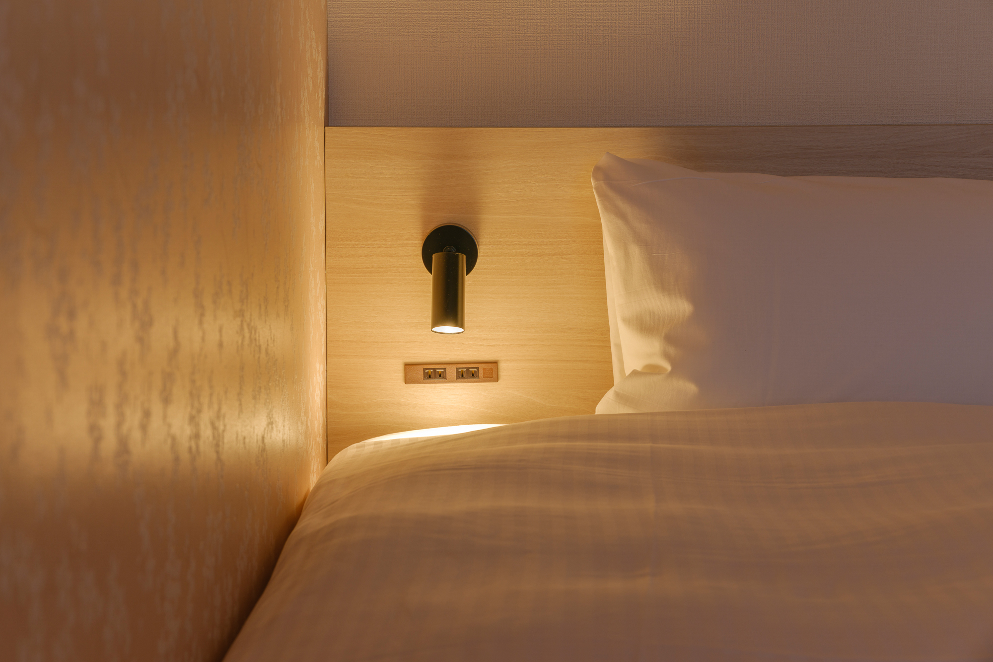 全てのベッドに読書灯をご用意してございます。