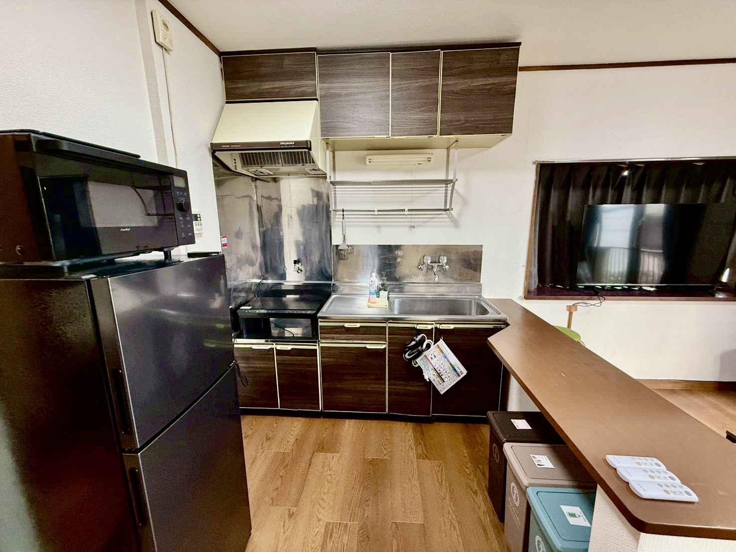 キッチン　IH２口　オーブン、冷蔵庫、食器、調理器具あり