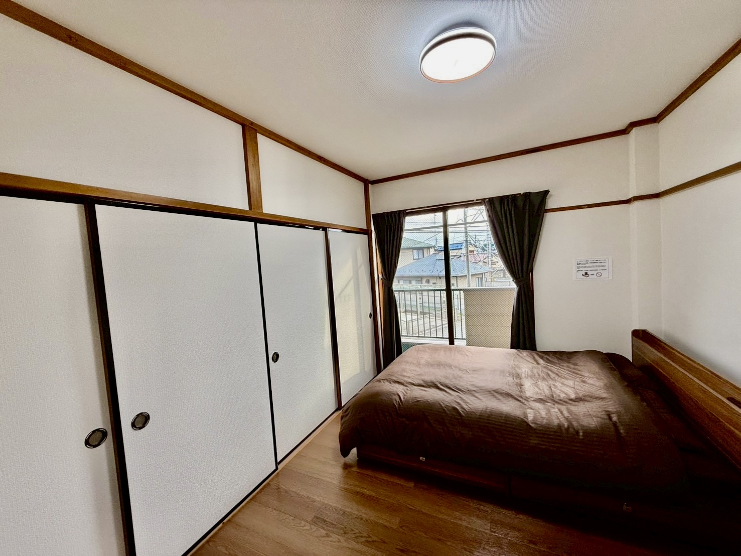 寝室１　ダブルベット１台　追加敷布団可