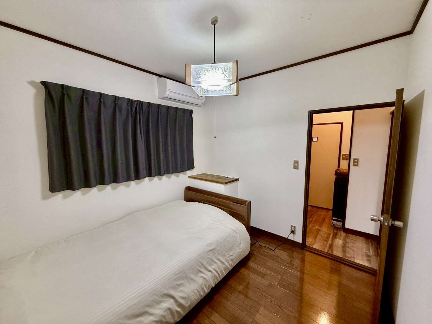 寝室２　セミダブルベット１台　追加敷布団可