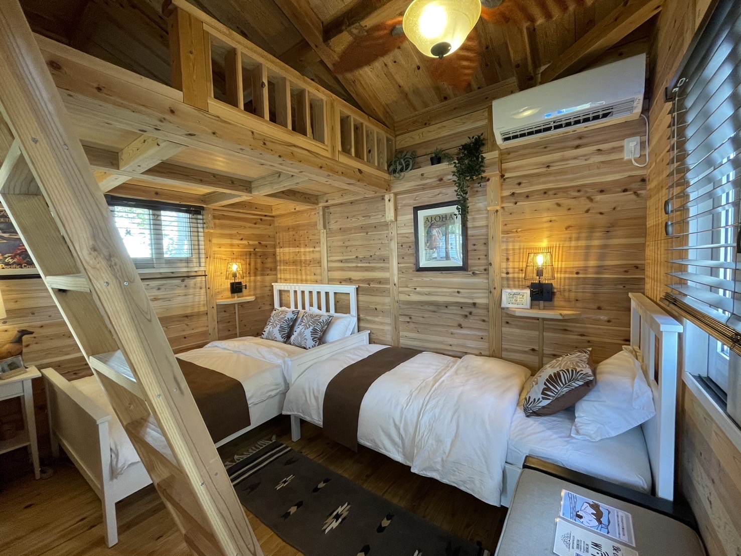 セミダブルとシングルベッド、ロフトにお布団で４名様までご宿泊可。テレビ、エアコン完備。