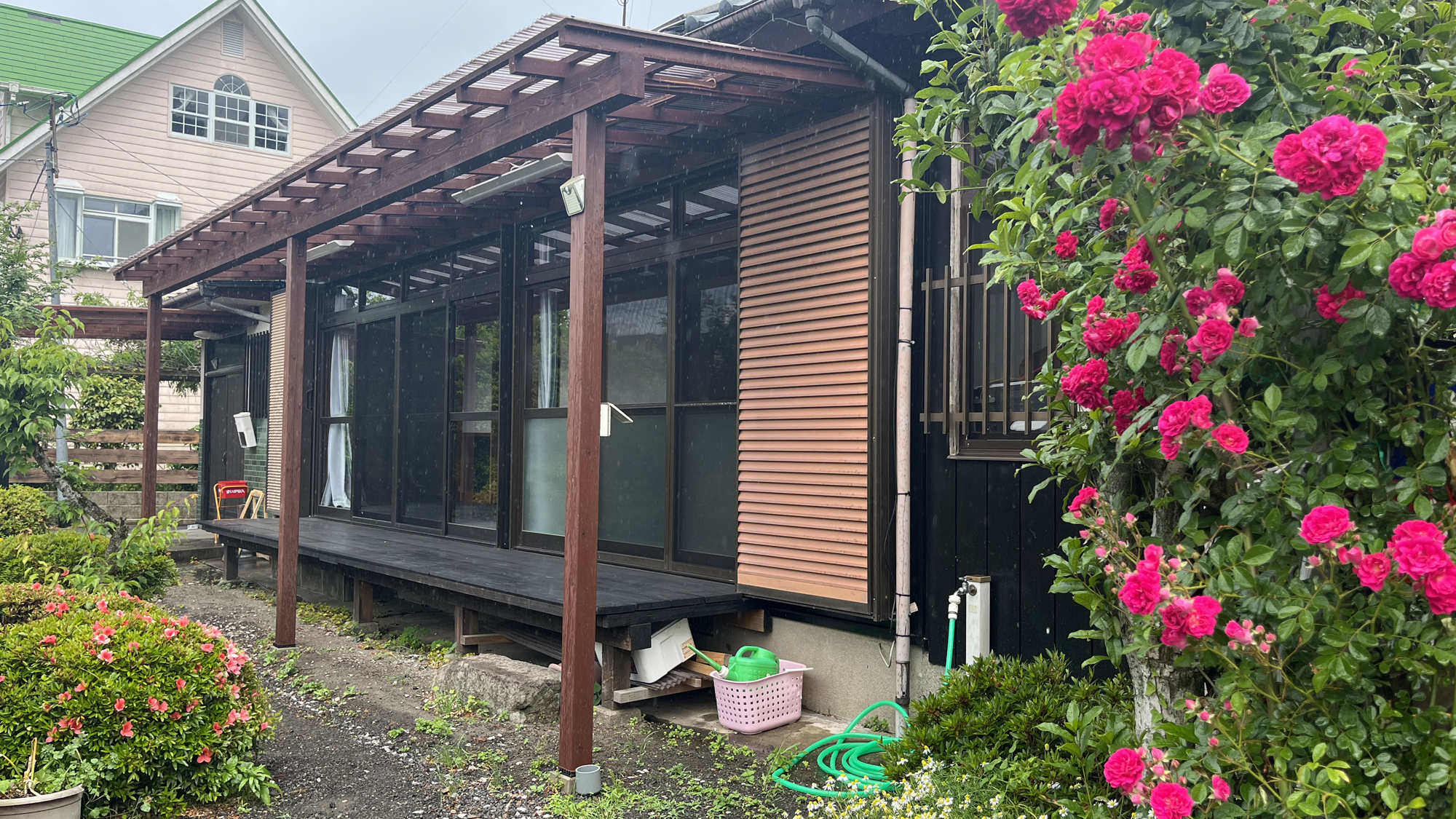【つつじの館】やわらかな花の色どりに囲まれて