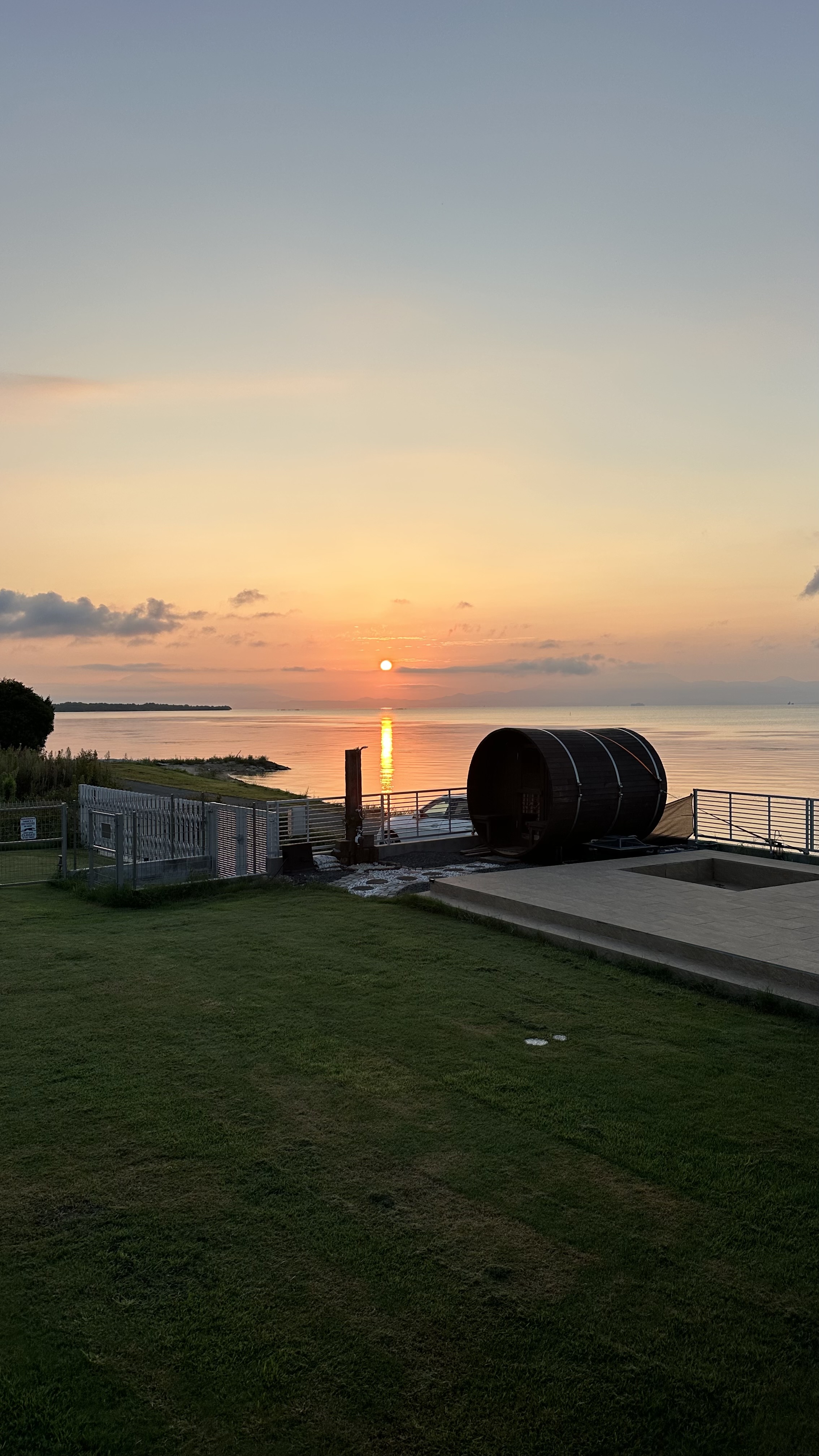 琵琶湖から登る綺麗な朝日