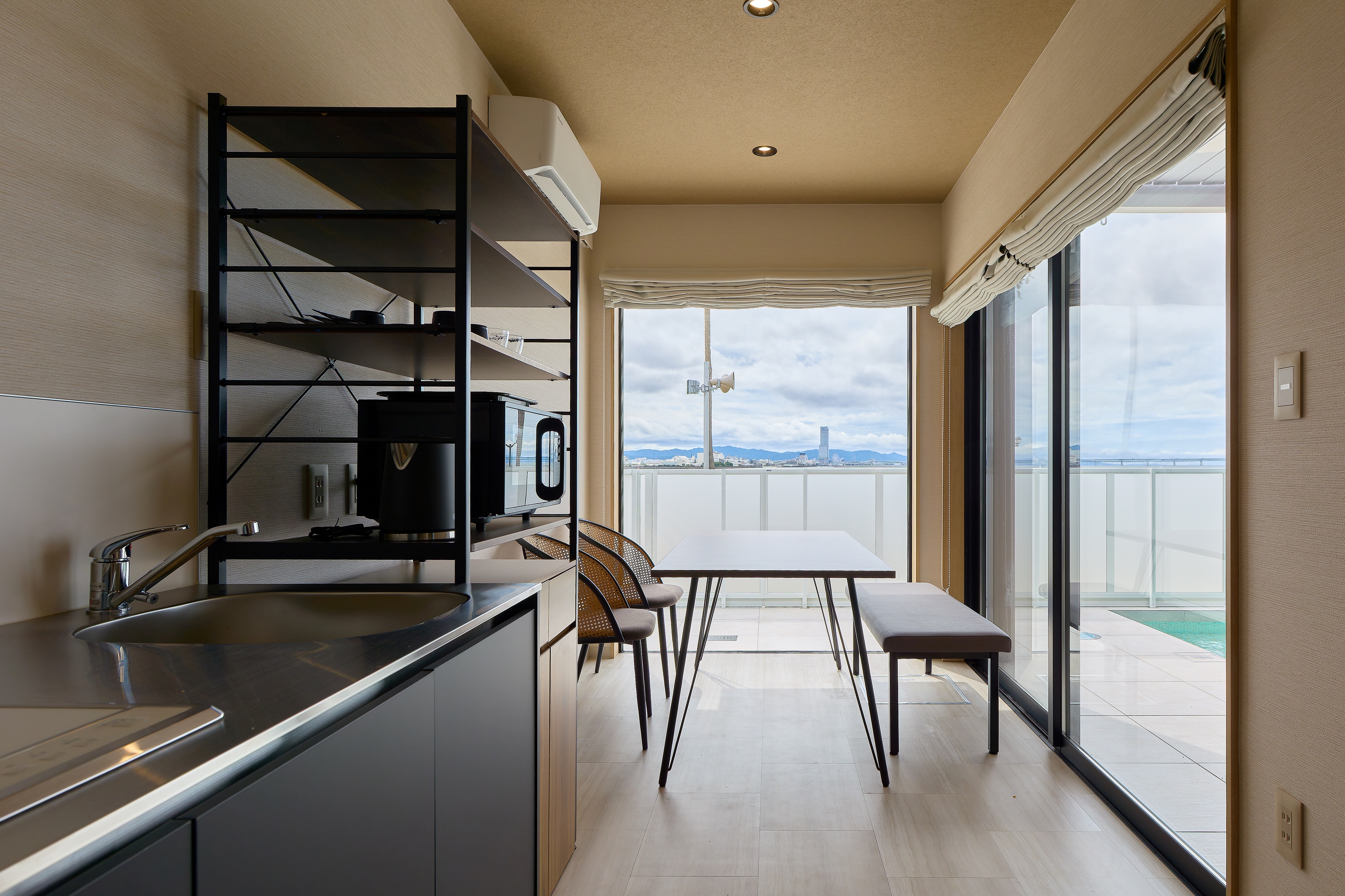 オーシャンフロントダイニングキッチン