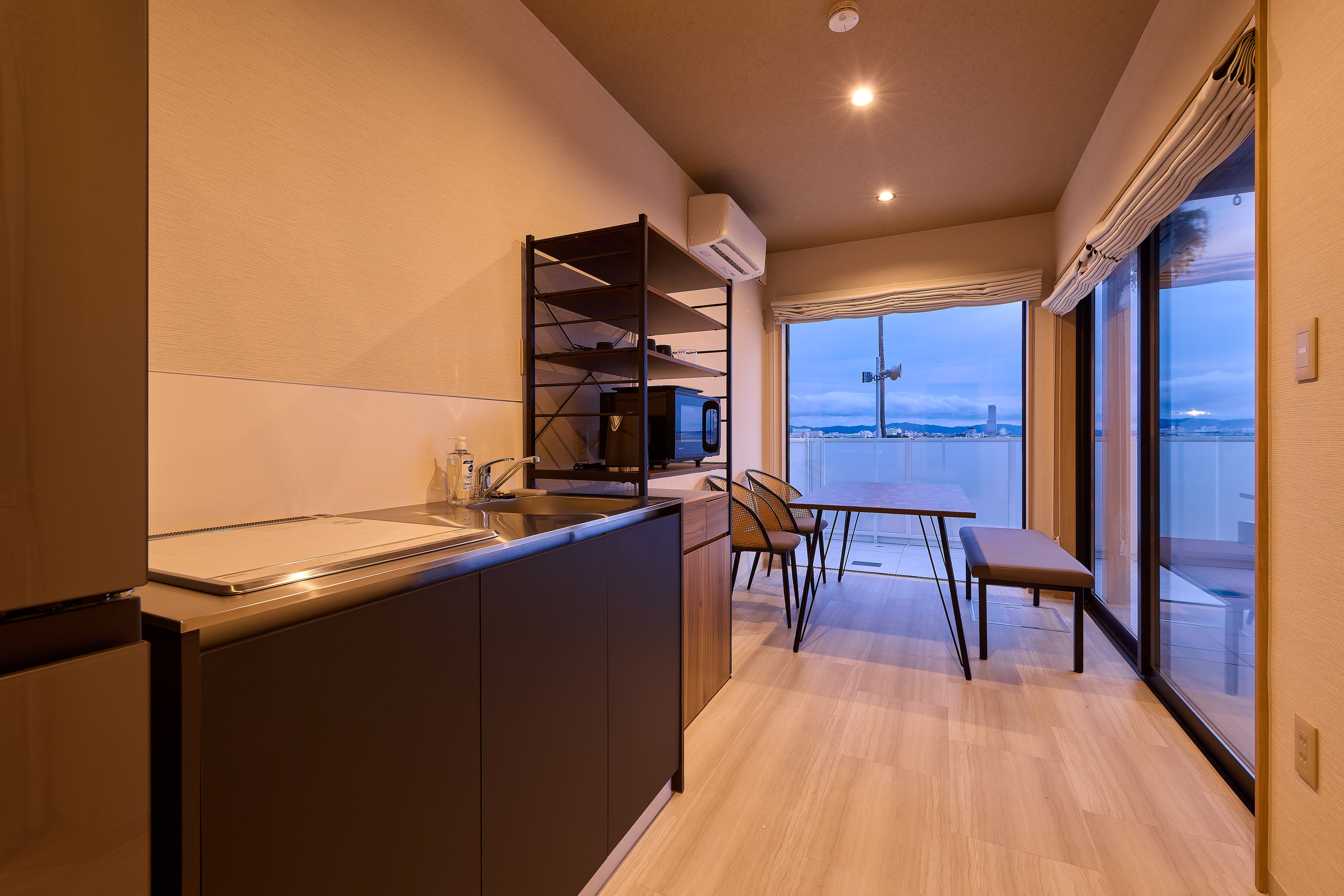 オーシャンフロントダイニングキッチン