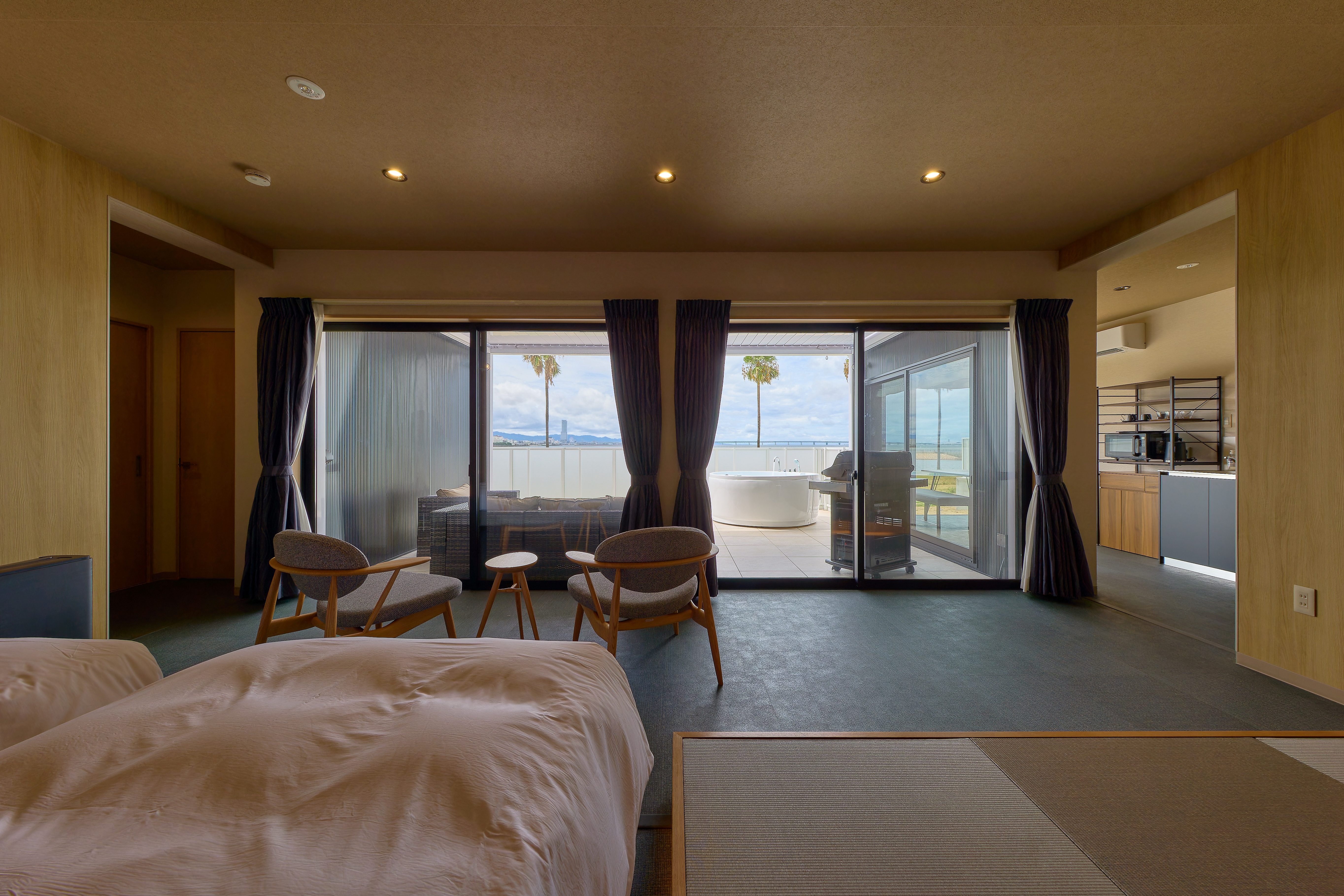 オーシャンジャグジー室内からテラス