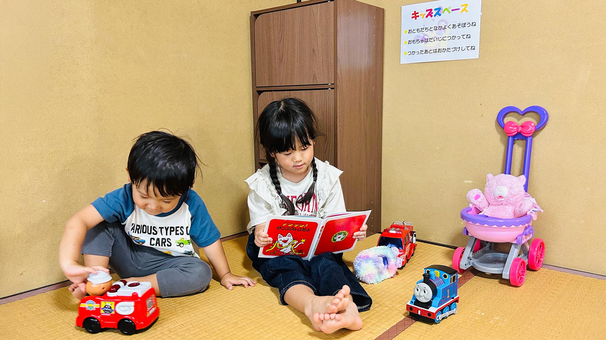・【キッズスペース】素足でのびのびと遊べる安心空間。小さなお子さまも大満足！