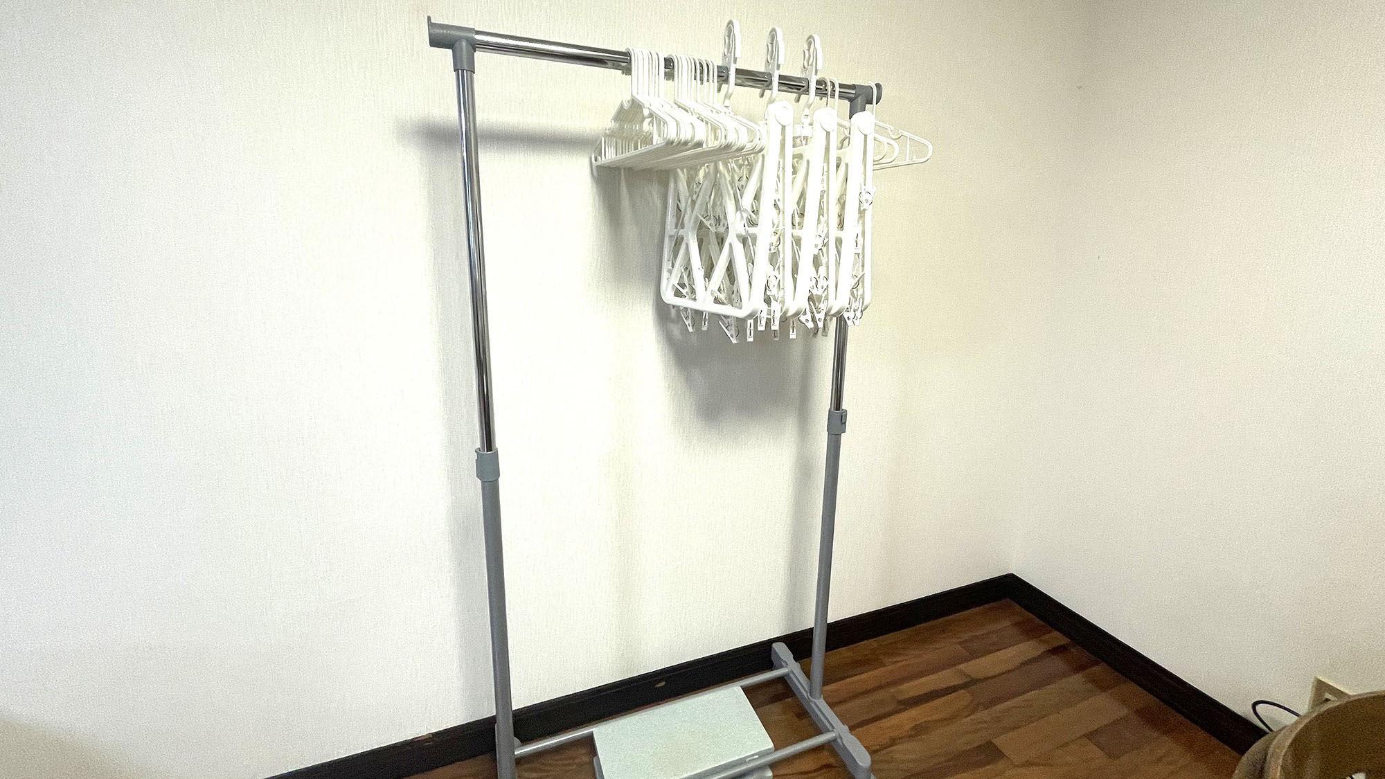 ・【ダイニング】物干しざお、洗濯ばさみをご用意しております。洗濯物を乾かすことができます