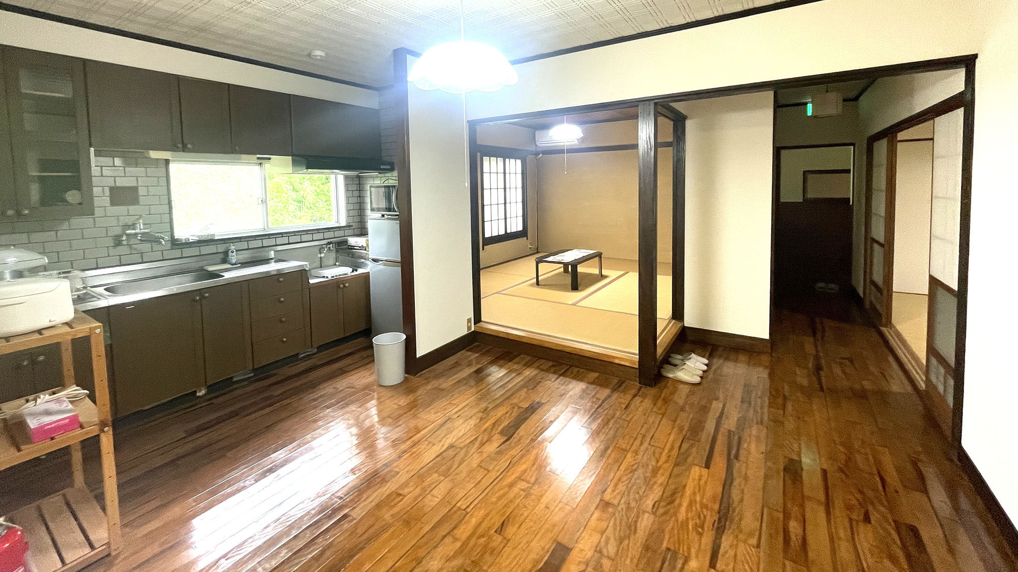 ・【キッチン】キッチンは広々としており、料理もラクラクです。快適な調理空間で料理をお楽しみください