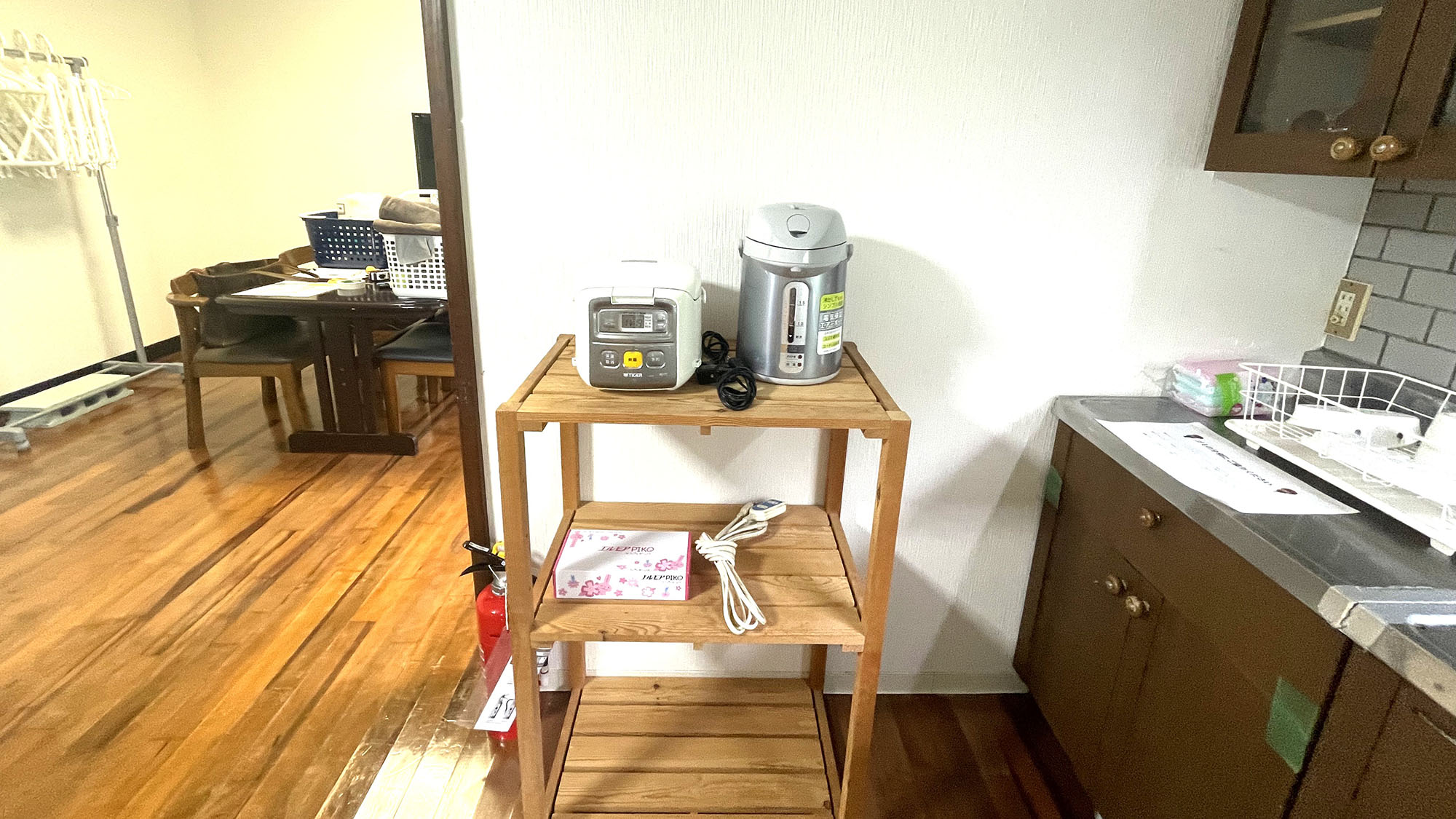 ・【キッチン】湯沸かしポット、炊飯器を完備しております。温かい料理やお飲み物をお楽しみください