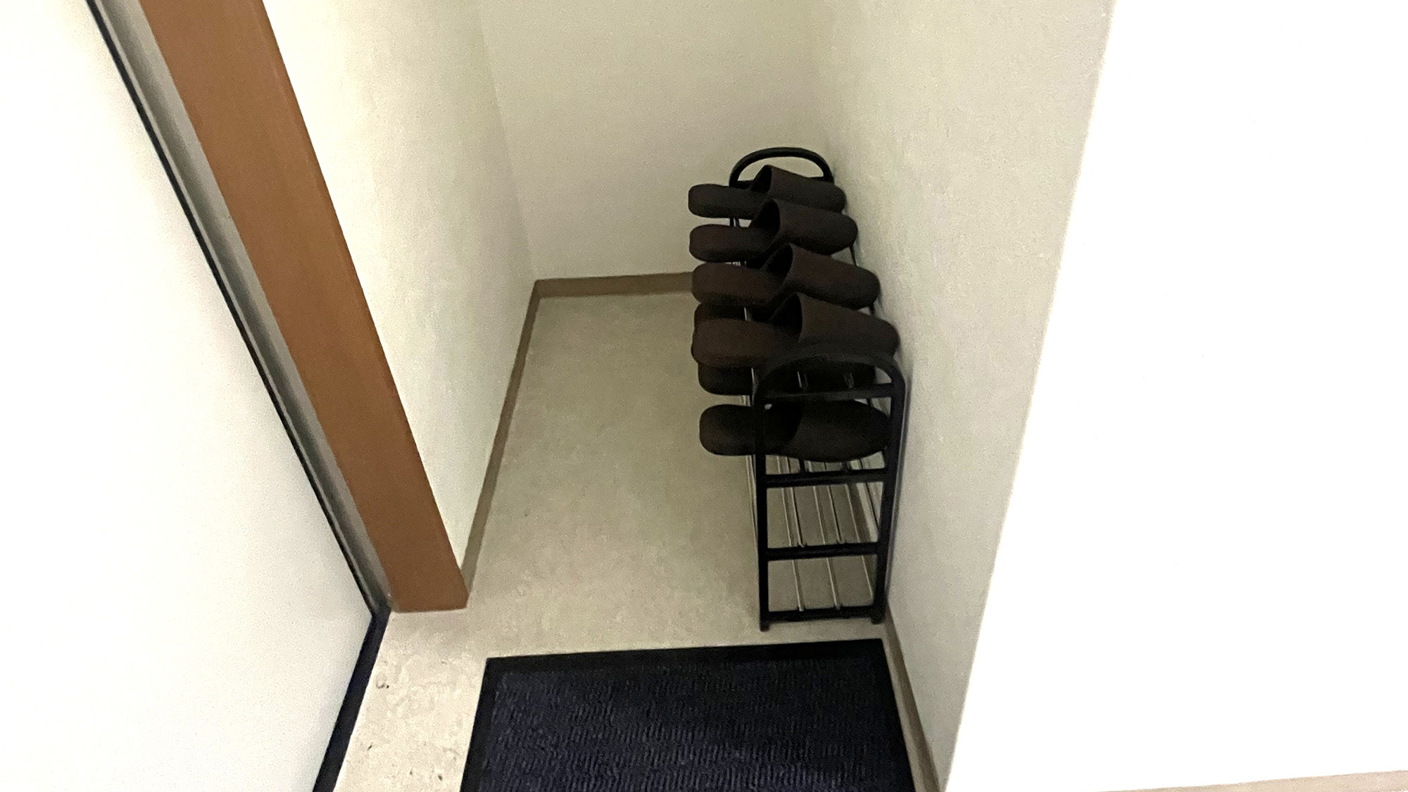 ・【玄関】スリッパをご用意しております。清潔なスリッパで室内で気持ちよくお過ごしいただけます