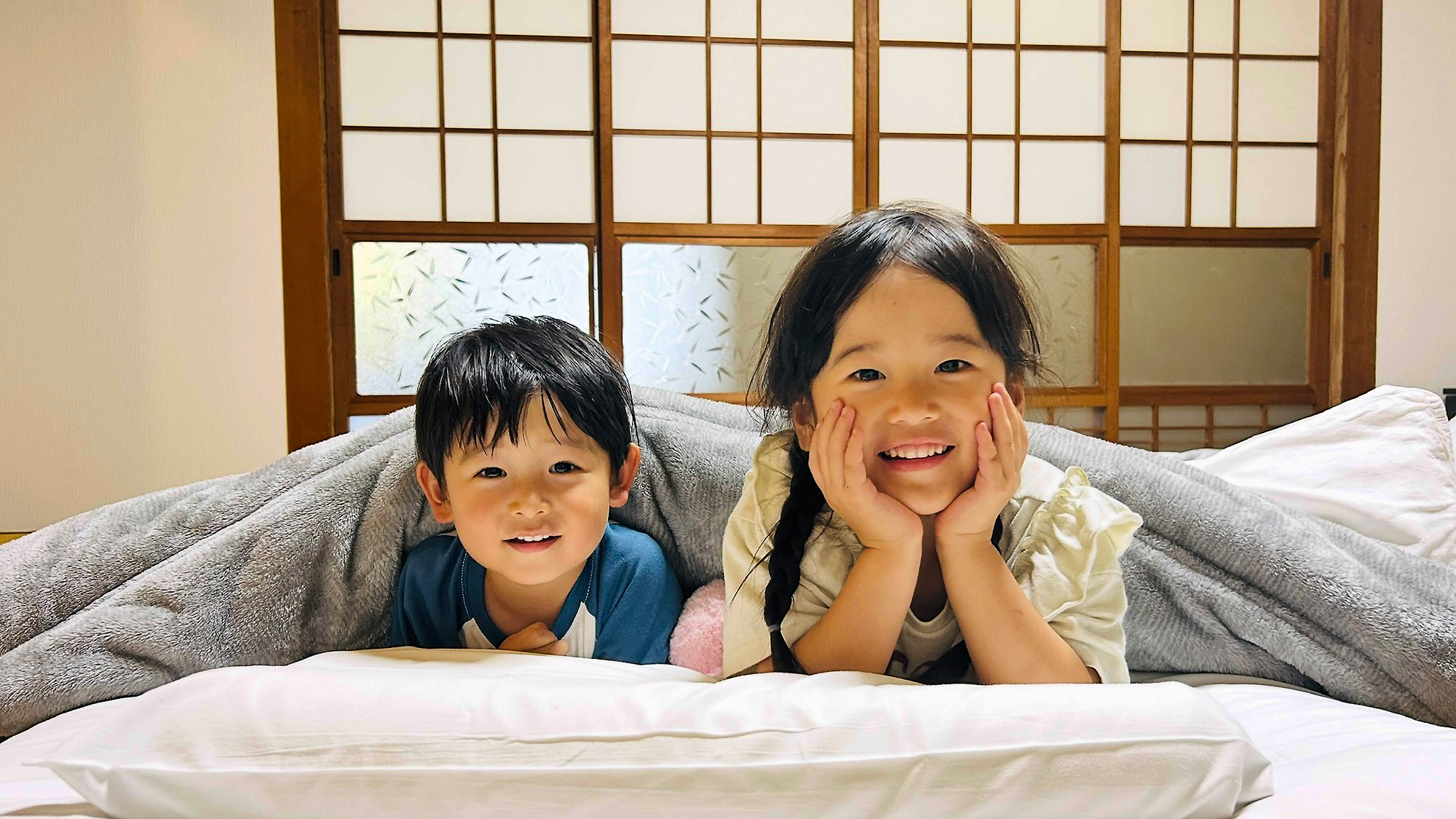 ・【布団】家族で並んで寝転ぶのも旅の楽しみ。お子さまも笑顔が広がります
